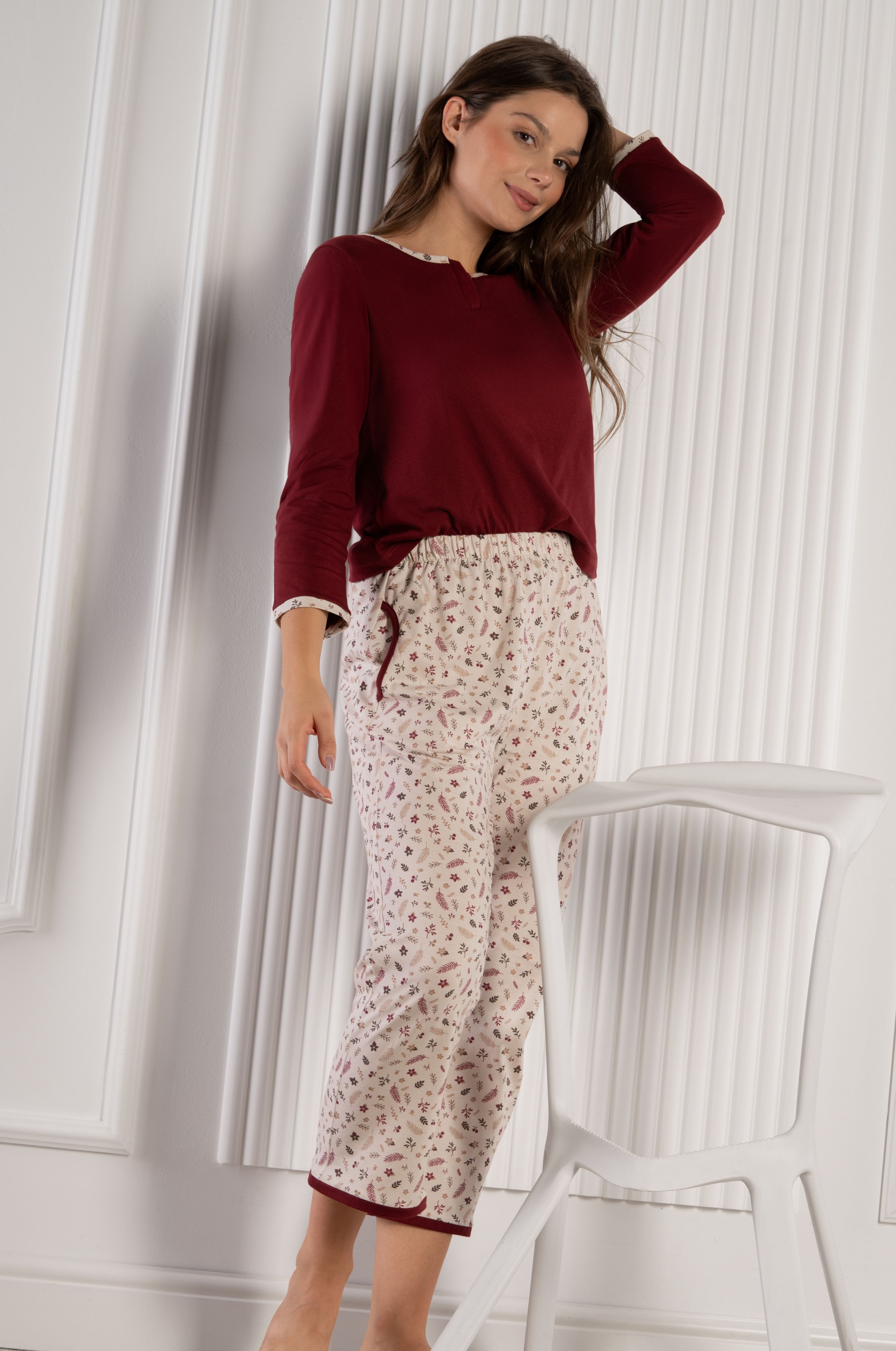 Mademoiselle Sommeil Capri-Pyjama Damen Schlafanzug mit Bordeaux Oberteil & floraler Hose 100% Baumwolle, Taschen, 7/8-Bein