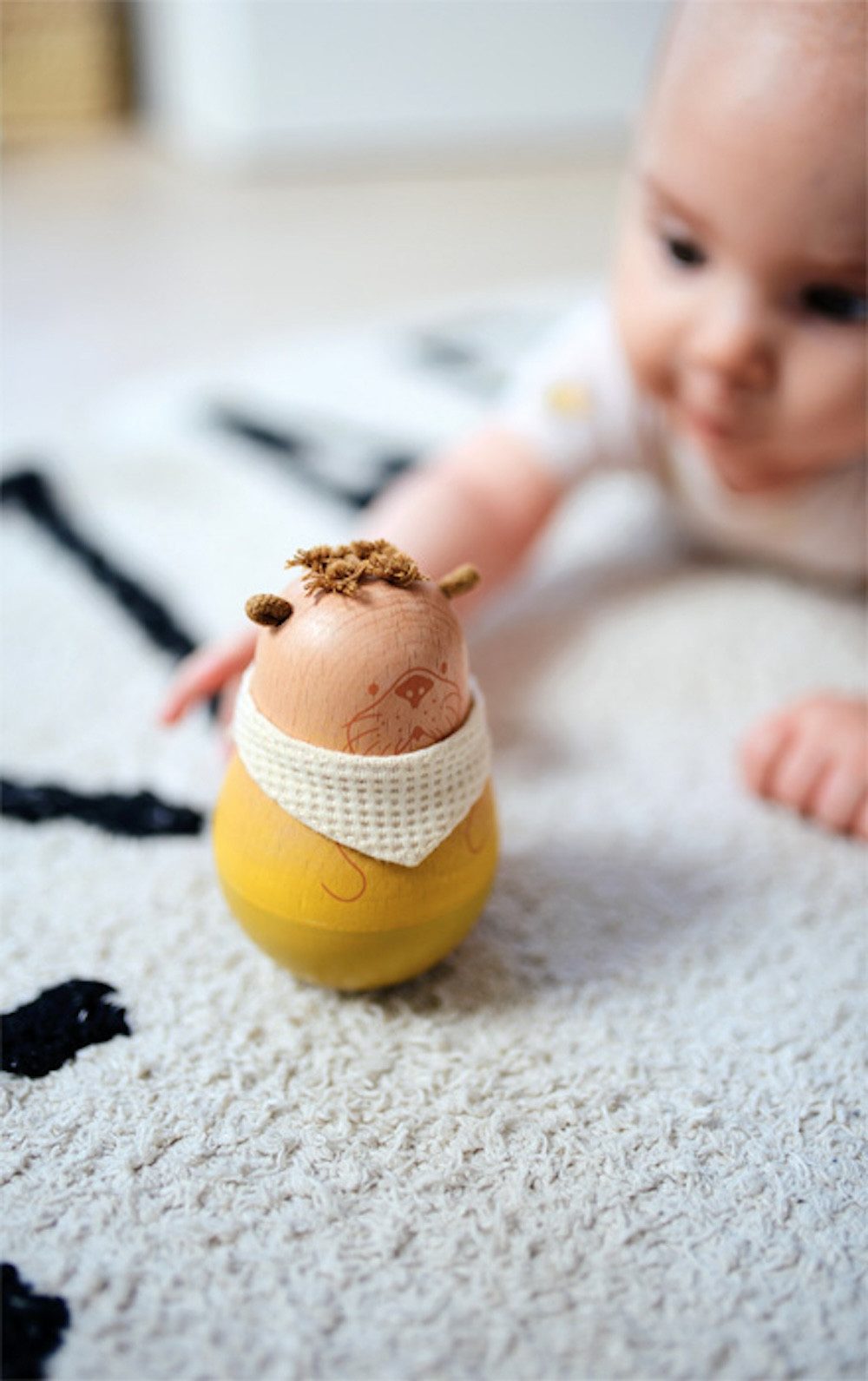 Small Foot Schaukeltier Baby Stehauffigur "Seaside", (1 tlg), eine Klangkugel im Inneren sorgt für akustische Reize