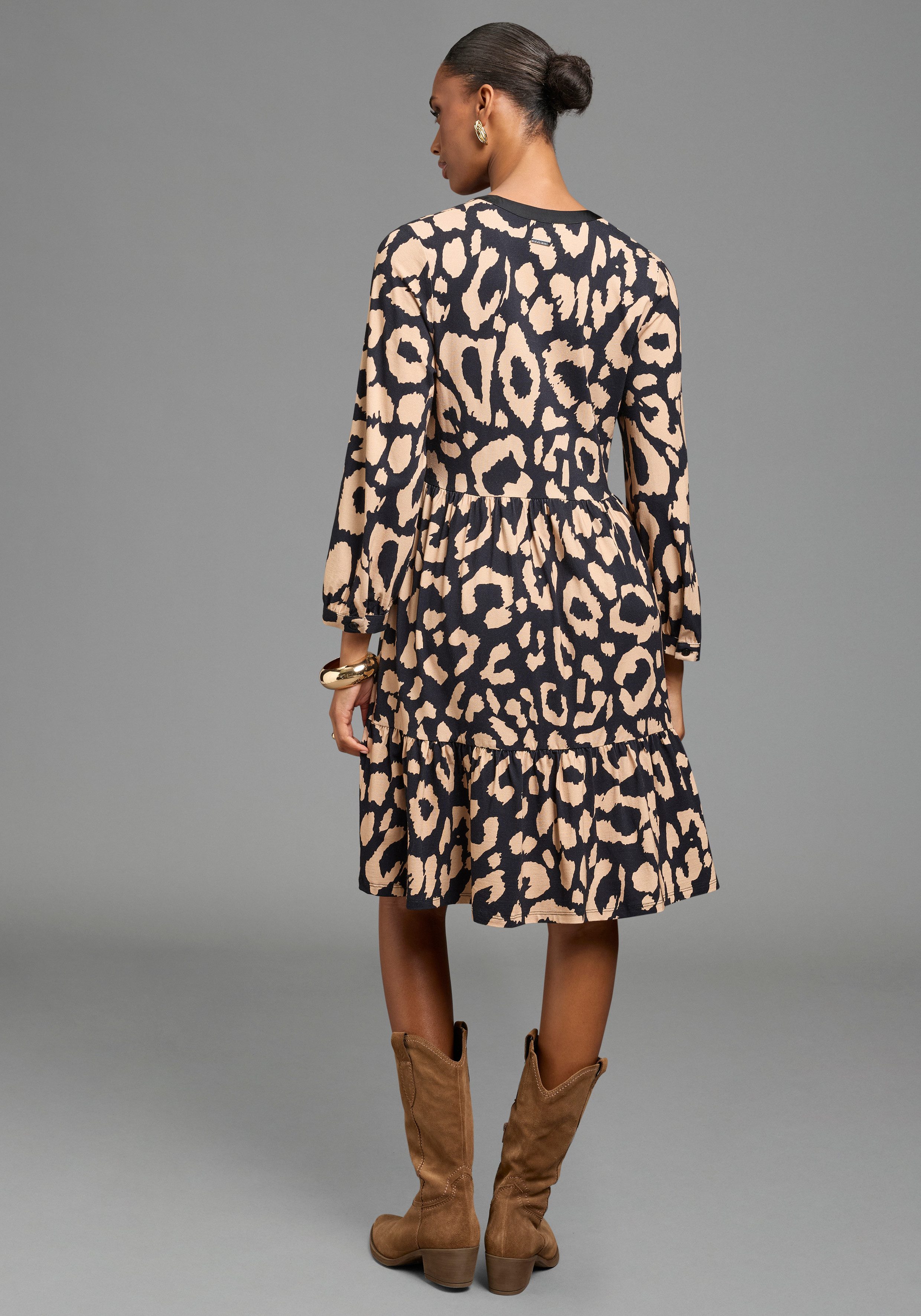 Bruno Banani Jerseykleid mit Satin-Ausschnitt und Stufenrock im Animal-Look, kniefrei, 3/4 Ärmel