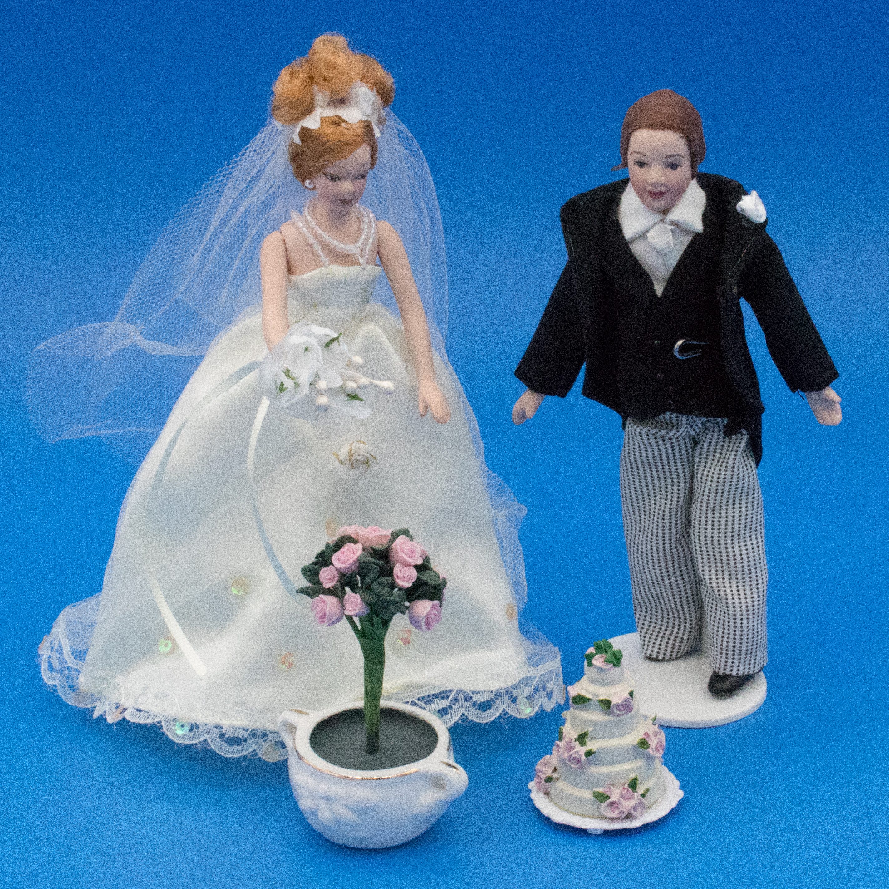 Streets Ahead Dollshouse Porzellanpuppe Hochzeit Braut Bräutigam Torte Blume fürs Puppenhaus