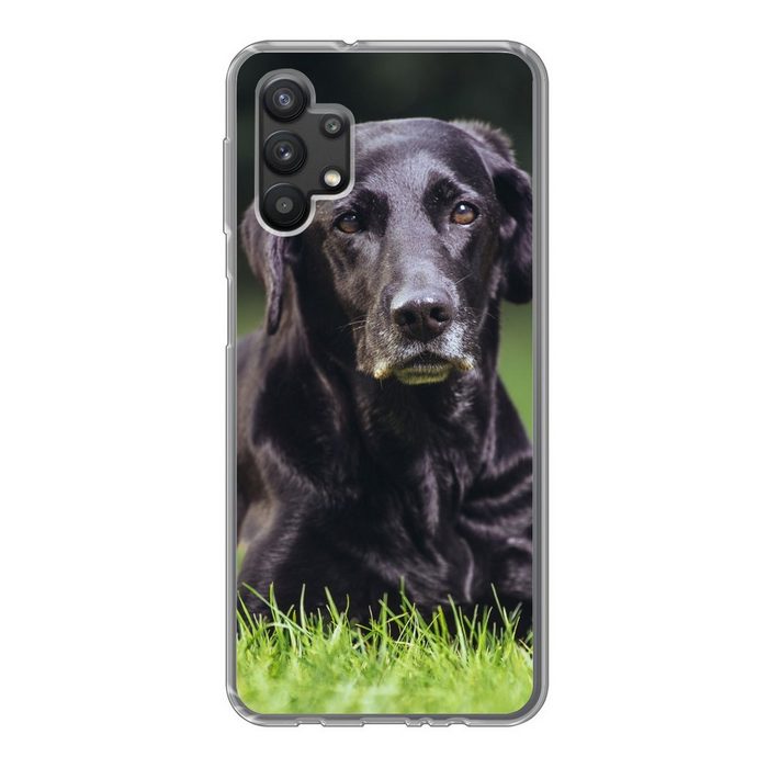 MuchoWow Handyhülle Ein schwarzer Labrador im Gras Handyhülle Samsung Galaxy A32 5G Smartphone-Bumper Print Handy