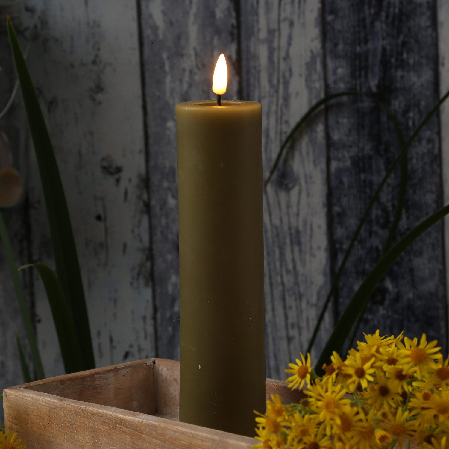Deluxe Homeart LED-Kerze Mia Echtwachs Wachsspiegel flackernd H: 20cm D: 5cm olivgrün (1-tlg)