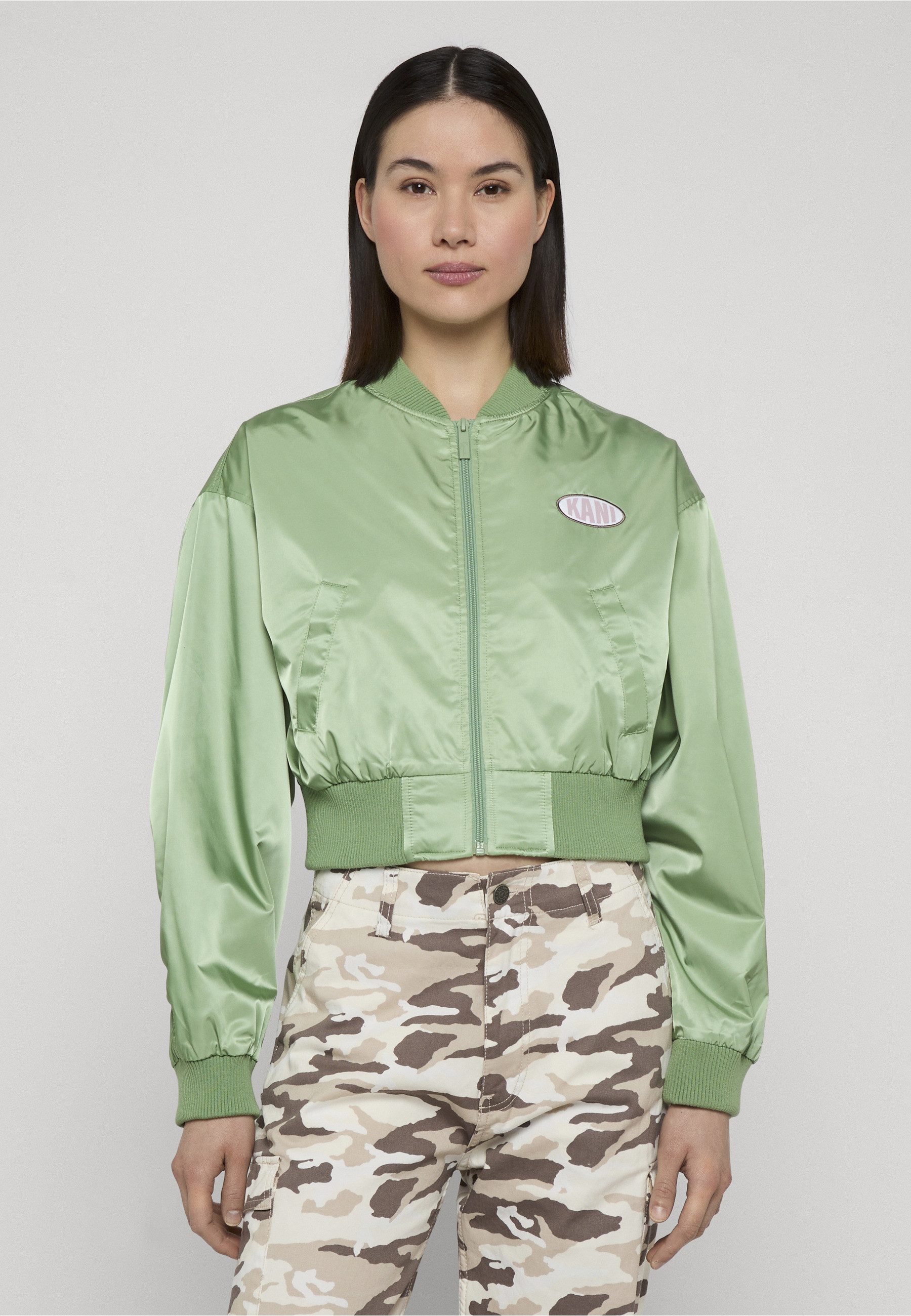 Karl Kani Bomberjacke Karl Kani Woven Signature Short OS Satin Bomberjacke (1-St)