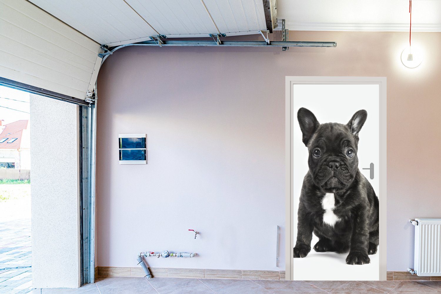 bedruckt, Hintergrund, Fototapete für MuchoWow Tür, Bulldoggenwelpen Türaufkleber, (1 sitzen Matt, 75x205 Zwei cm einem vor Türtapete St), weißen