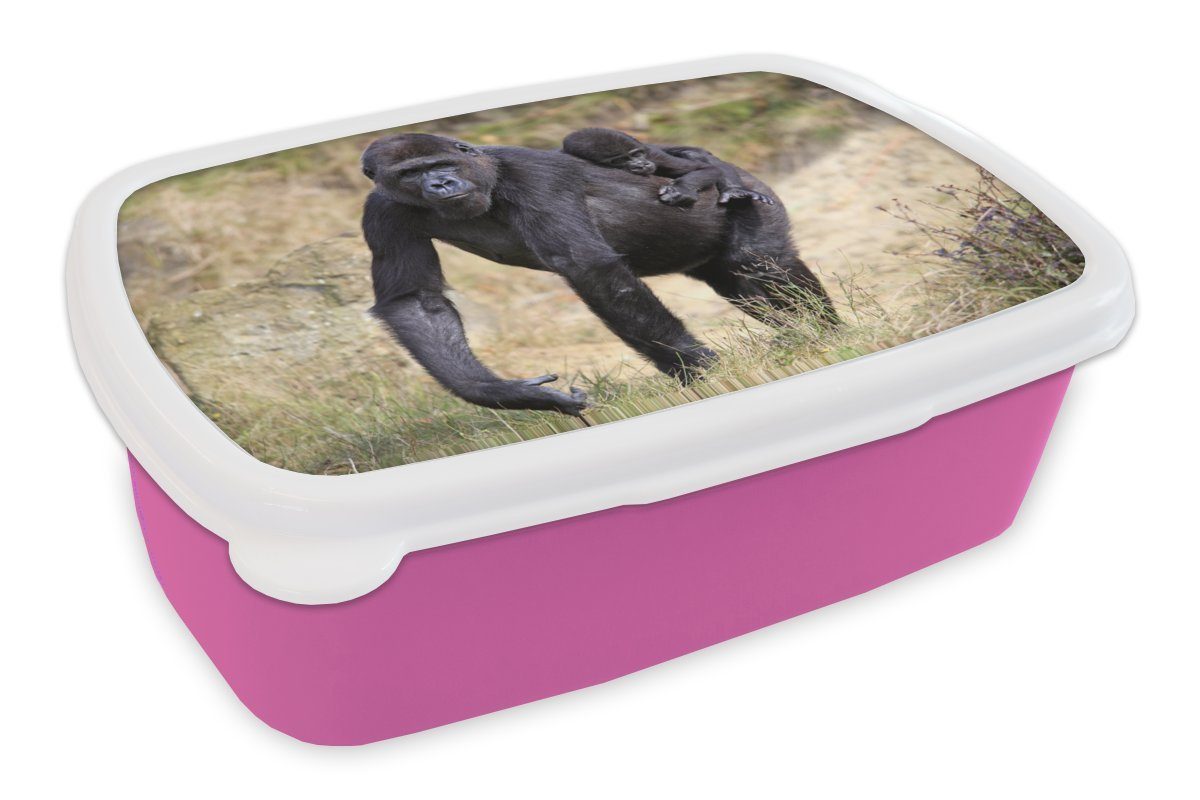 MuchoWow Lunchbox Bild eines Gorillas mit einem Jungtier auf seinem Rücken, Kunststoff, (2-tlg), Brotbox für Erwachsene, Brotdose Kinder, Snackbox, Mädchen, Kunststoff rosa