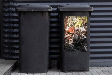MuchoWow Wandsticker Ein kleiner Makake (1 St), Mülleimer-aufkleber, Mülltonne, Sticker, Container, Abfalbehälter