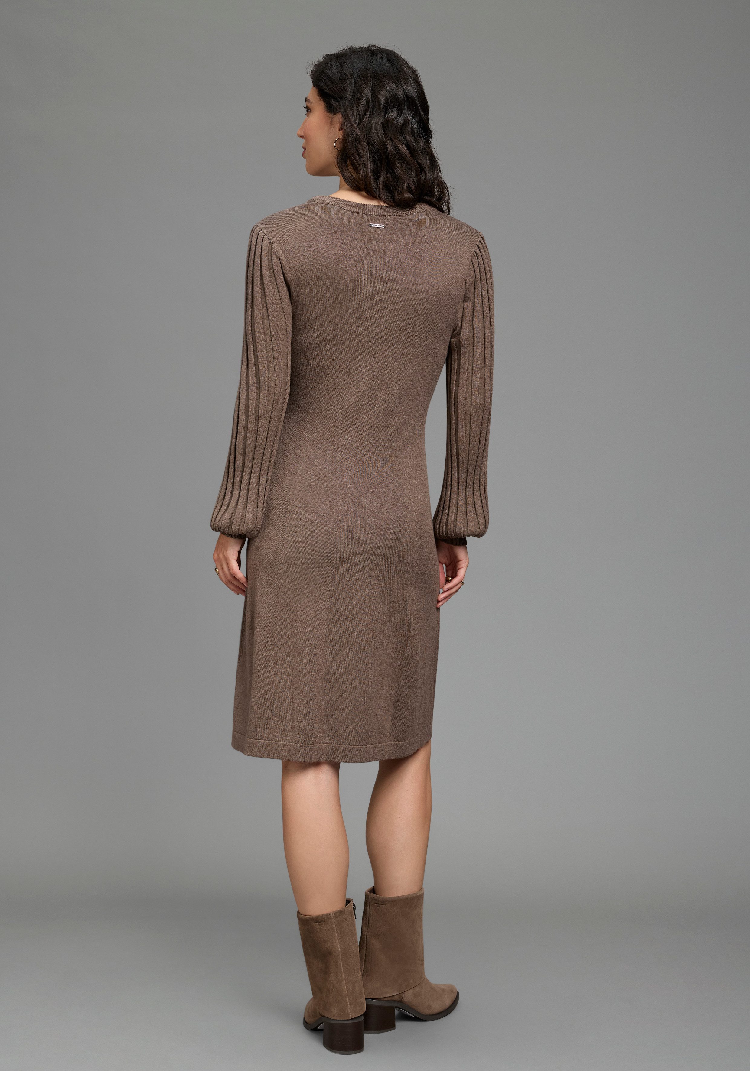 Laura Scott Strickkleid in Mini-Länge, figurumspielende Passform mit modernen Plisseeärmeln. € 49,99, (€ 49,99 pro 1 Stk).