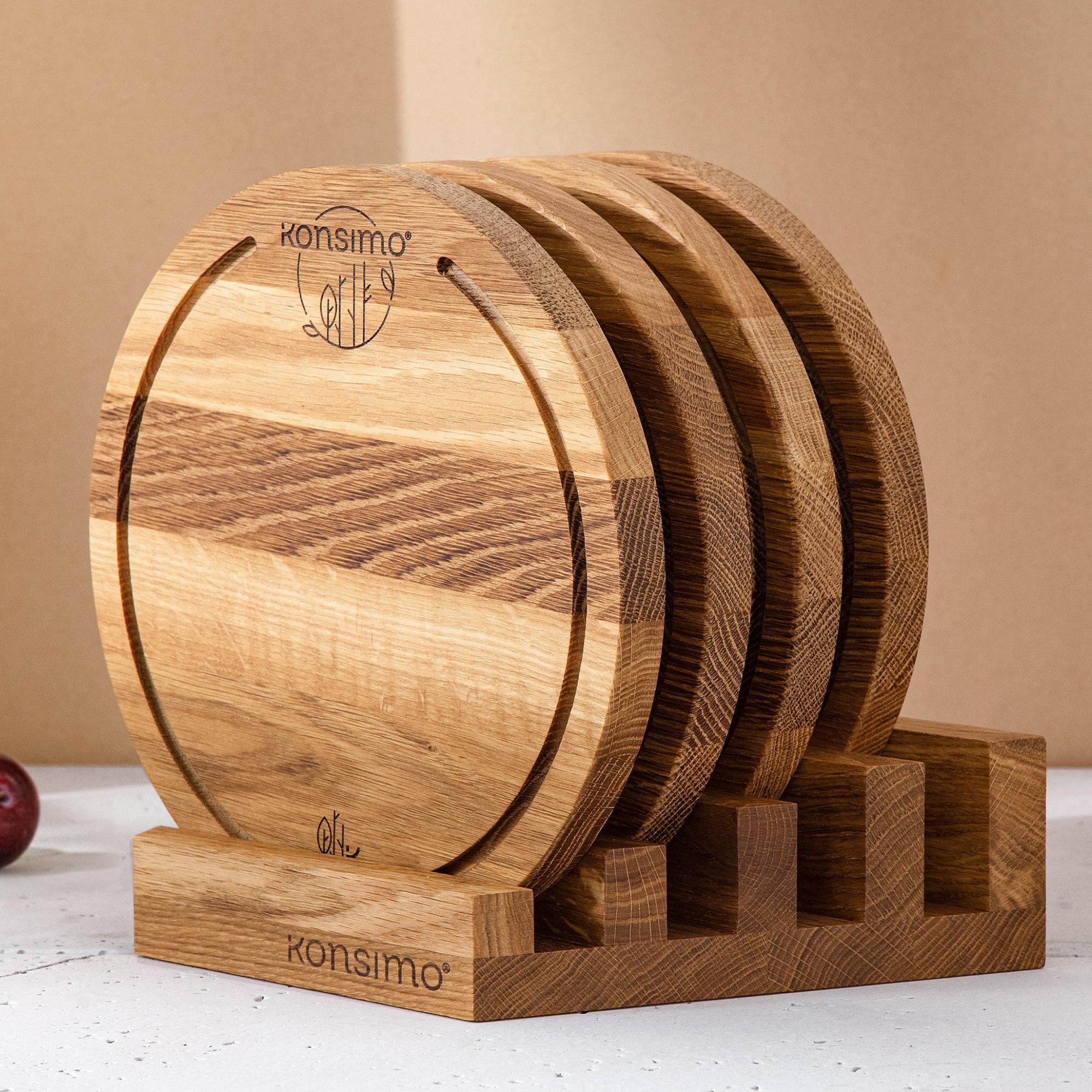 KONSIMO® Schneidebrett LESTE, HEMERO runde Schneidebrett-Set mit Brettständer, Handgefertigt, Massivholz Eiche, (Inklusive eines Ständers für 4 Schneidebretter, 5-St), Premium Designschneiderbrett, mit Saftrillen, hergestellt in der EU