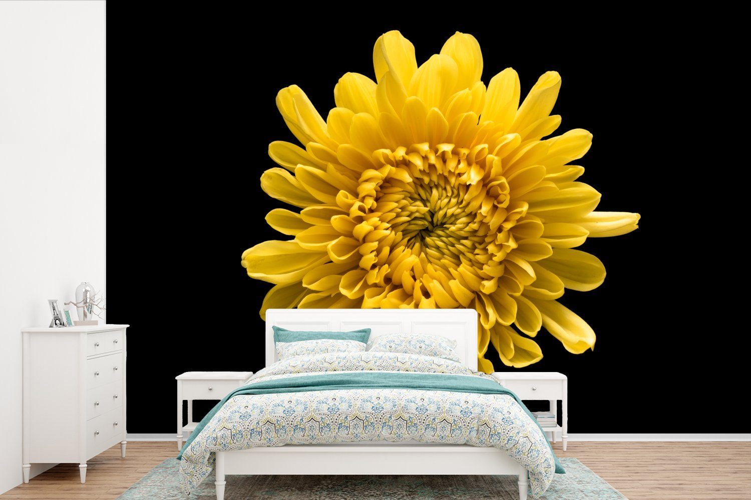 MuchoWow Fototapete Eine gelbe Chrysantheme auf schwarzem Hintergrund, Matt, bedruckt, (6 St), Wallpaper für Wohnzimmer, Schlafzimmer, Kinderzimmer, Vinyl Tapete
