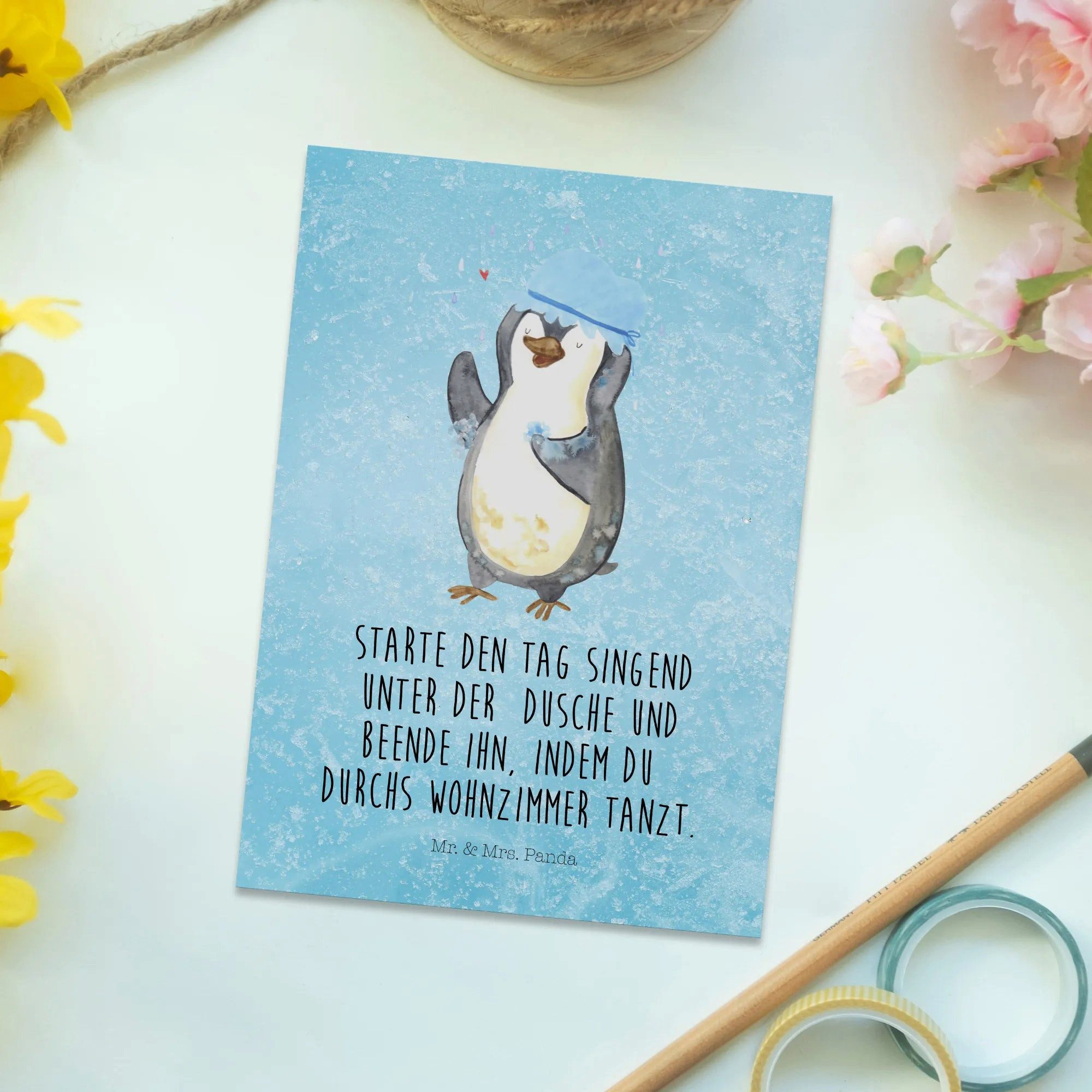 Thumbnail - Mr. & Mrs. Panda Postkarte Pinguin Duschen - Eisblau - Geschenk, Neustart, Grußkarte, Dankeskart, Lustige Sprüche