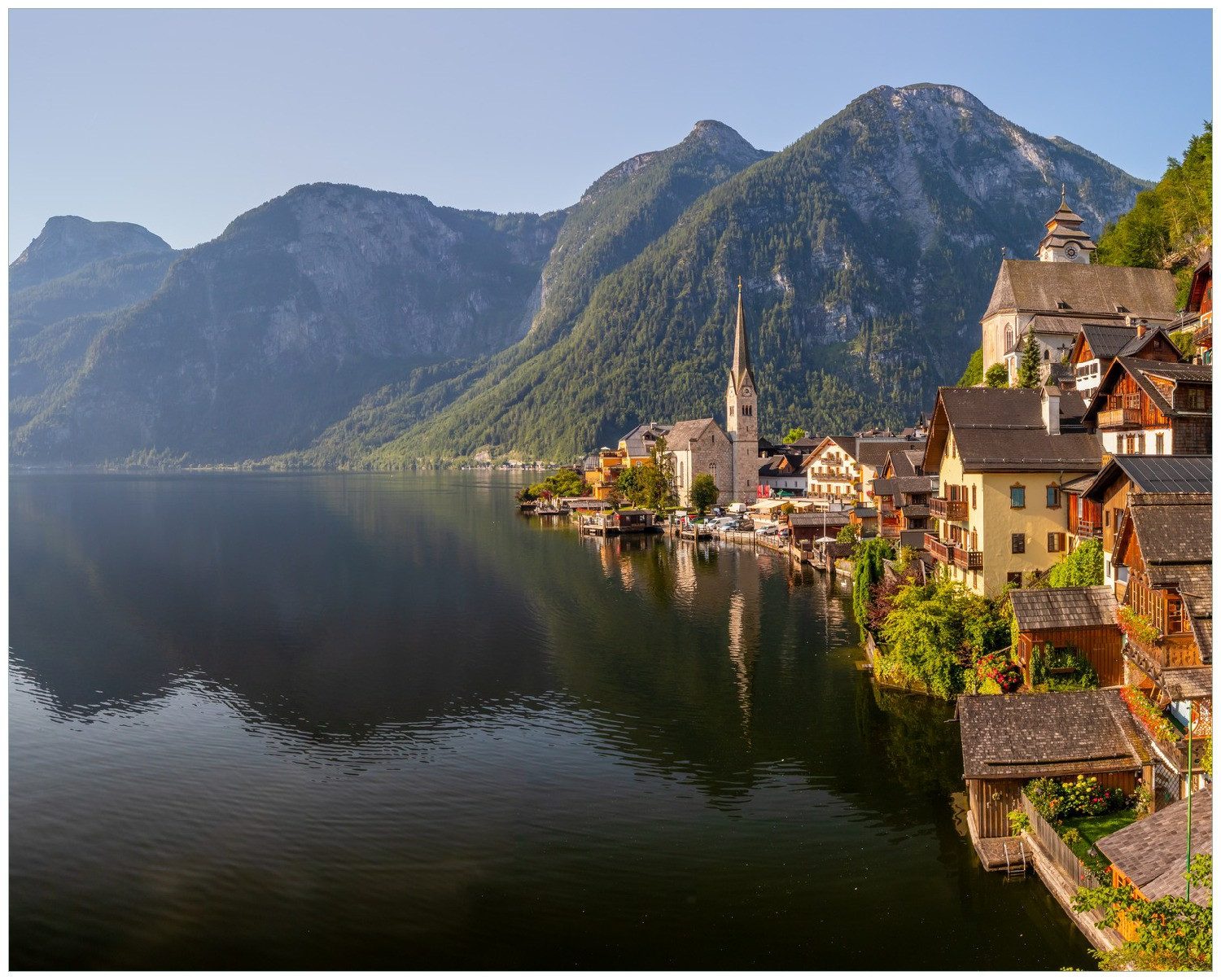Wallario Poster, Malerisches Dorf an Bergsee, in verschiedenen Ausführungen