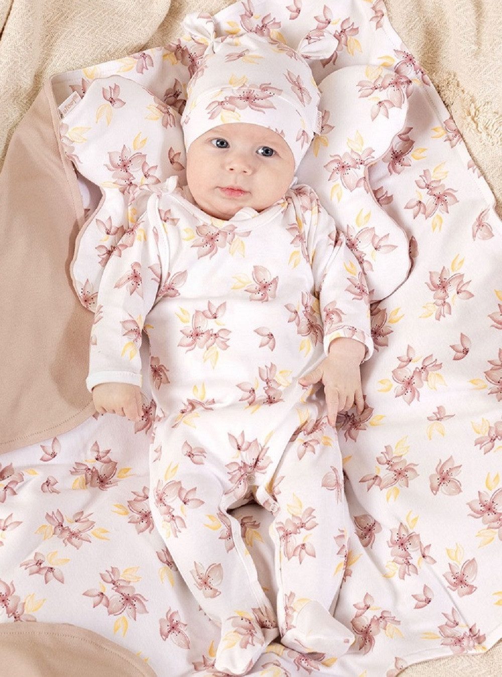 hopsibaby Neugeborenen-Geschenkset Babypaket Babykleidung Erstausstattung Gr.62 Baby-Set Floral (Packung, 4-tlg., Langarmbody – Mütze – Strampler – Babydecke) 100% Baumwolle