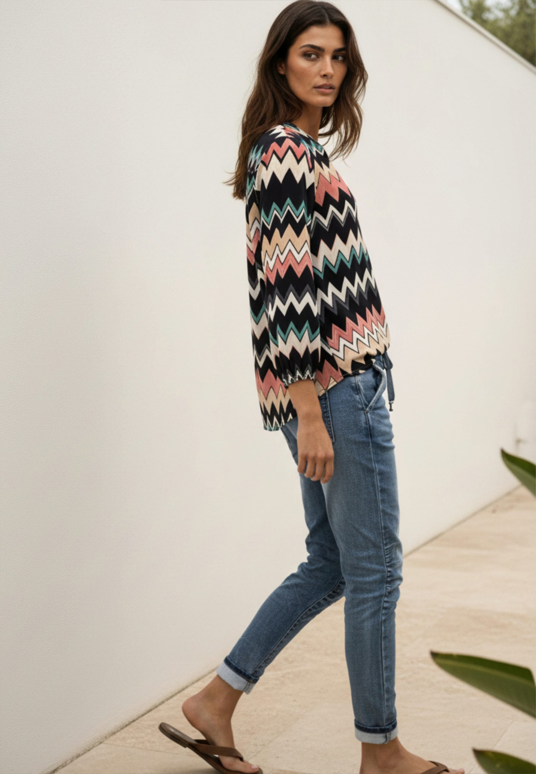 Andijamo-Fashion Schlupfbluse MODERN WAVE Locker fallende, gerade Silhouette, grafisches Wellenmuster – Bild 4 von 5