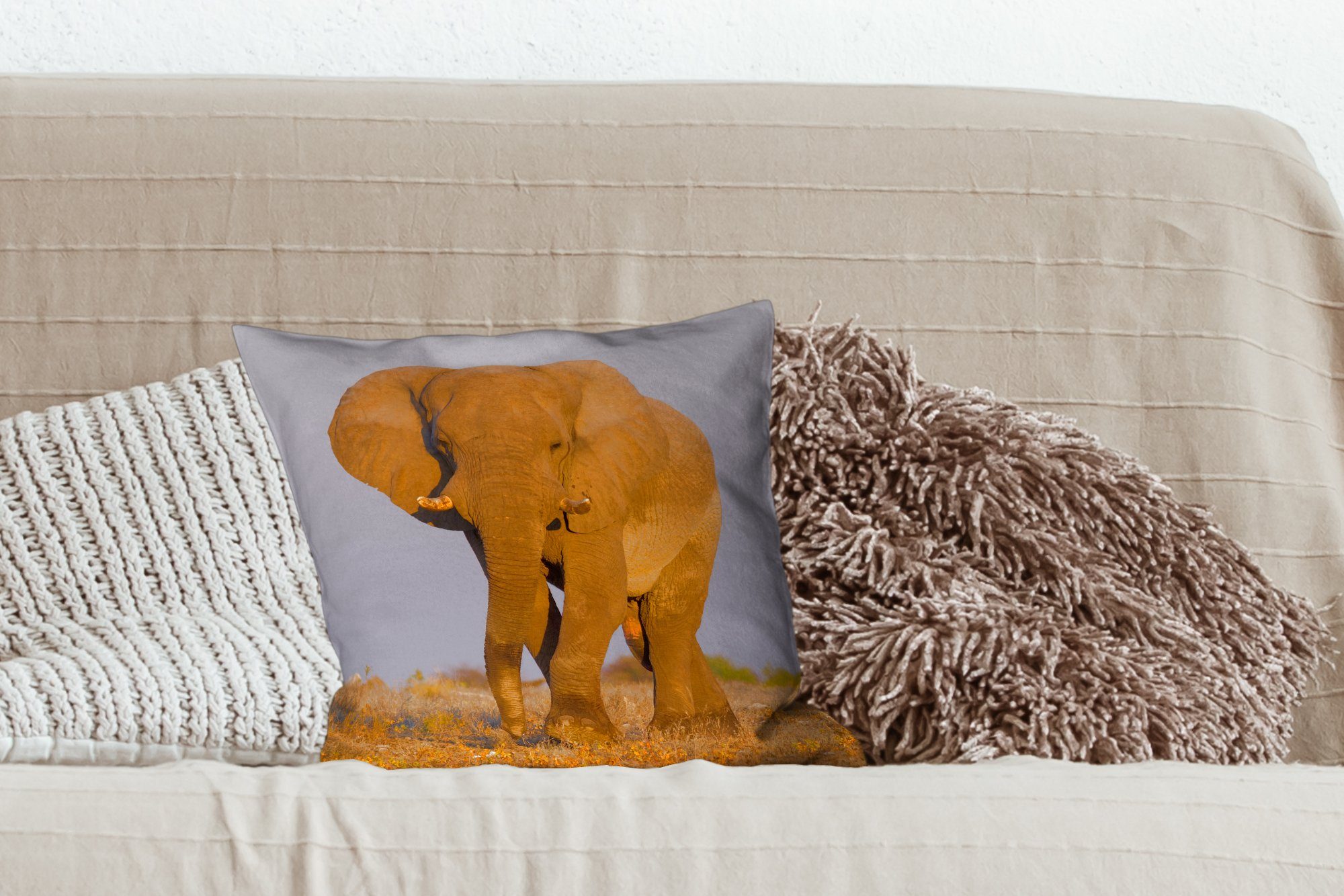 im Wohzimmer, Sofakissen Zierkissen MuchoWow Dekokissen Schlafzimmer, mit Sand, für Afrikanischer Füllung Elefant Deko,