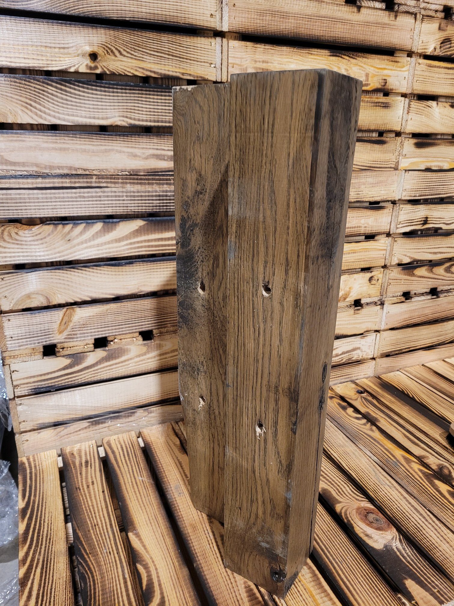 Kistenkolli Altes Land Allzweckkiste Holzbohle Eiche dunkel gebeizt (gebraucht massiv) mit Gebrauchspuren
