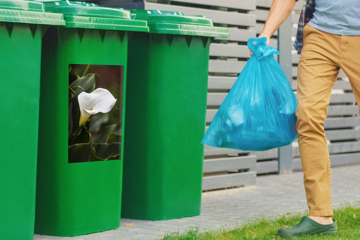 MuchoWow Wandsticker Abfalbehälter Mülltonne, (1 Container, Calla-Blüten Weiße zwischen Mülleimer-aufkleber, St), Blättern Sticker, grünen