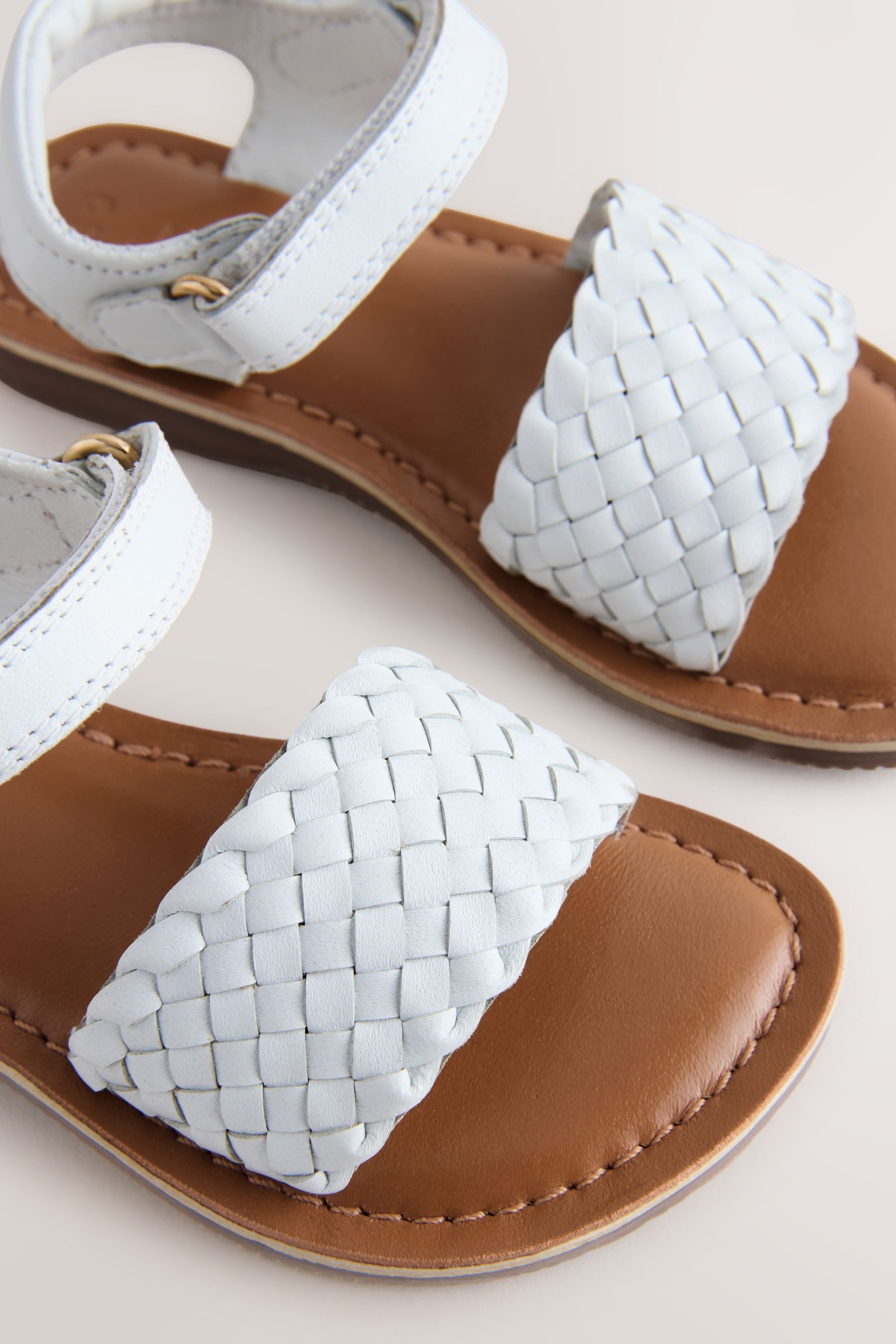Next Ledersandalen in Flechtoptik mit Klettverschluss Sandale (1-tlg)