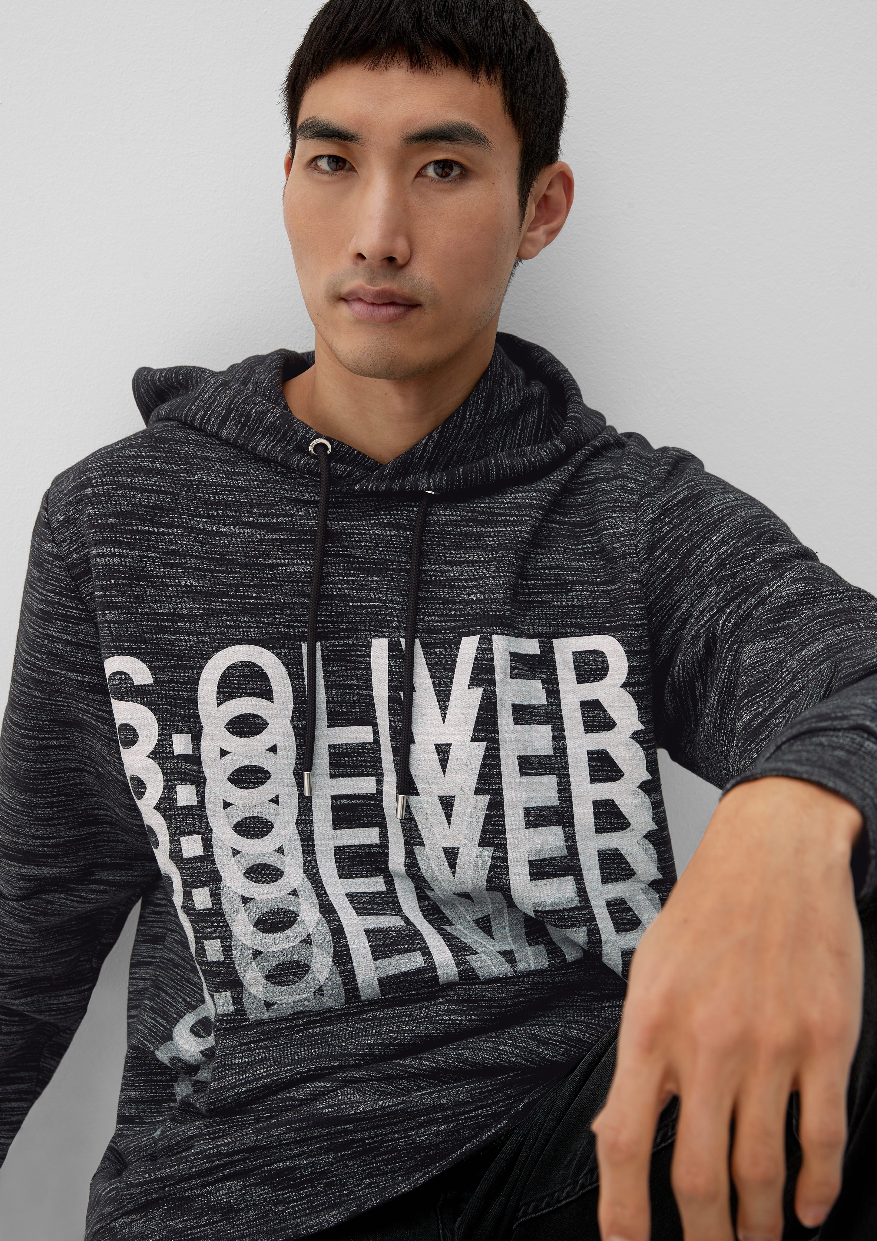 s.Oliver Sweatshirt Hoodie mit Rippbündchen schwarz Rippblende, Schriftprint