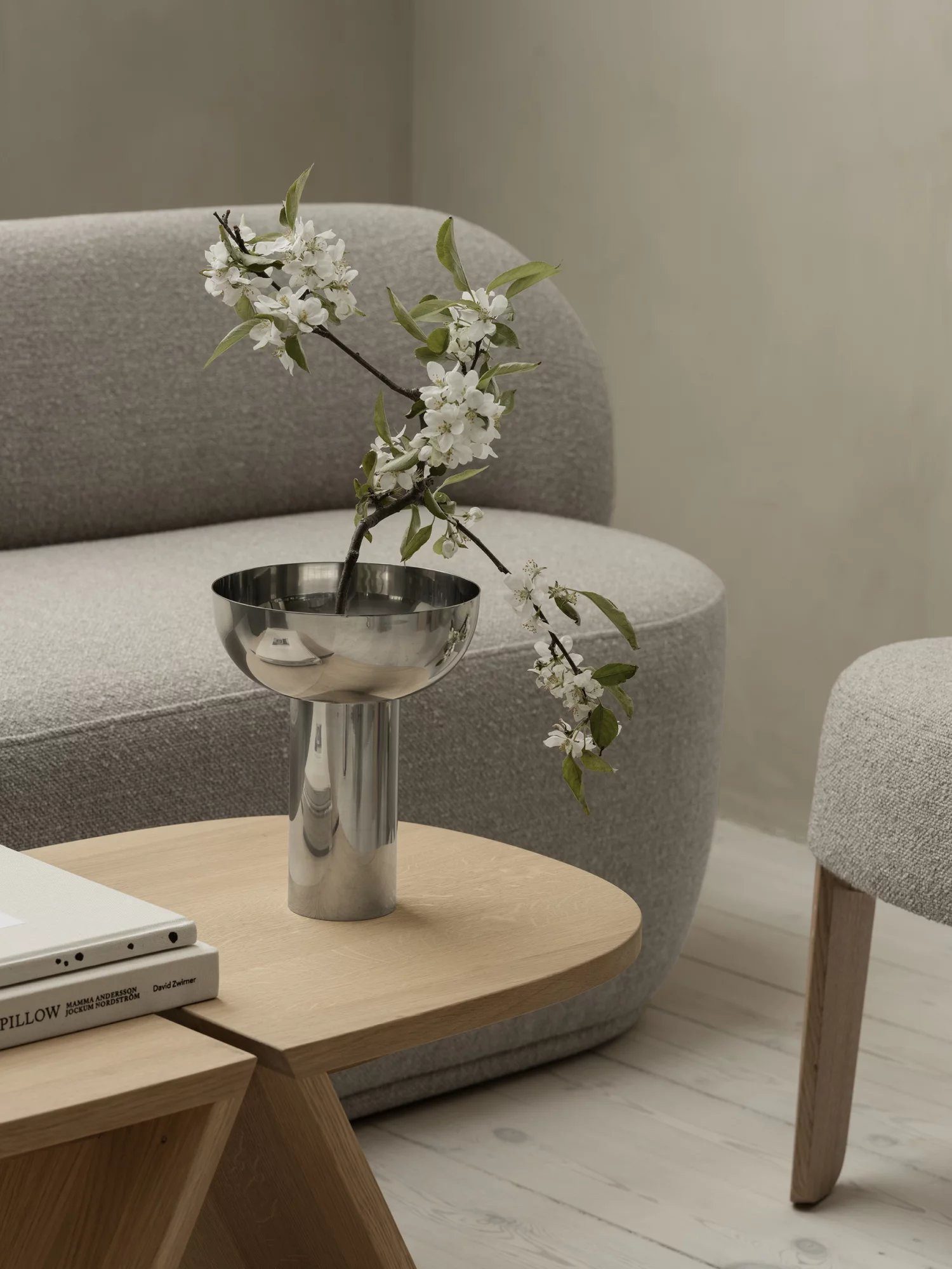 blomus Beistelltisch -AVIO- Beistelltisch: Abgerundete Formen und symmetrisches Design, Eichenholz, Hochwertig, Modernes Design, Beistelltisch, Hocker, Sofatisch