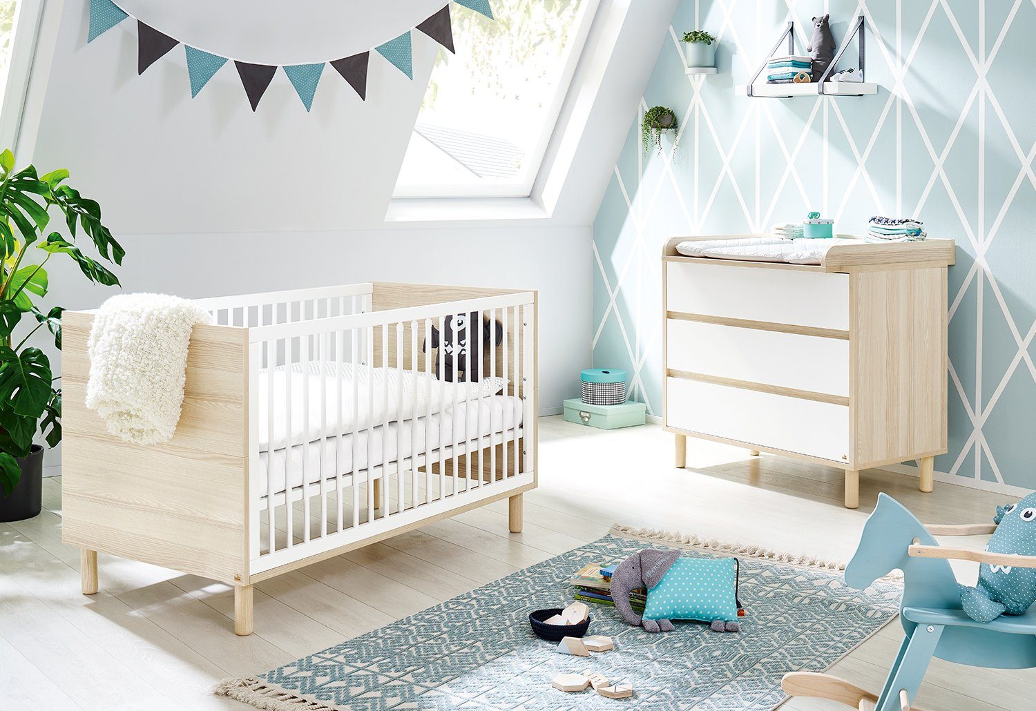 Pinolino® Babymöbel-Set Kinderbett Kinderbett, (Spar-Set, 2-St., Wickelkommode; Wickelkommode), Flow, mit Made und