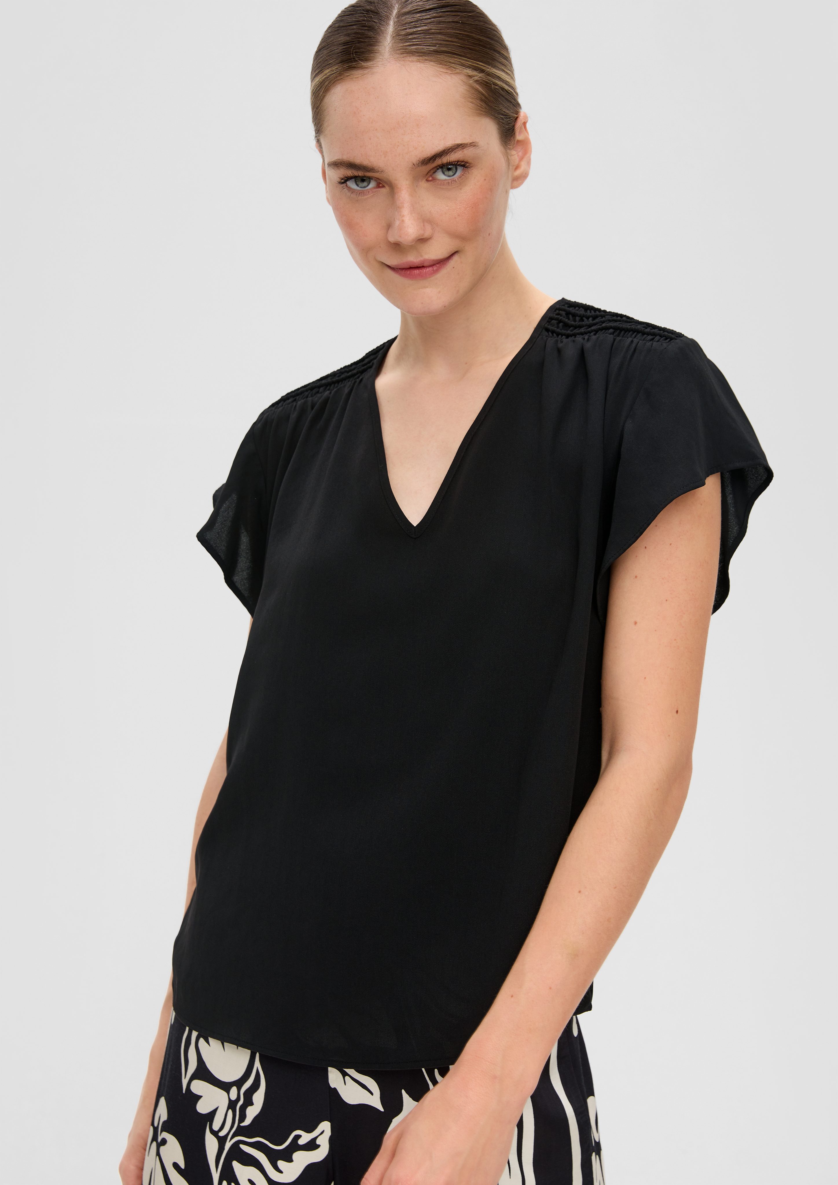 Kurzarmbluse Blusenshirt mit Smok-Detail und Volantärmeln