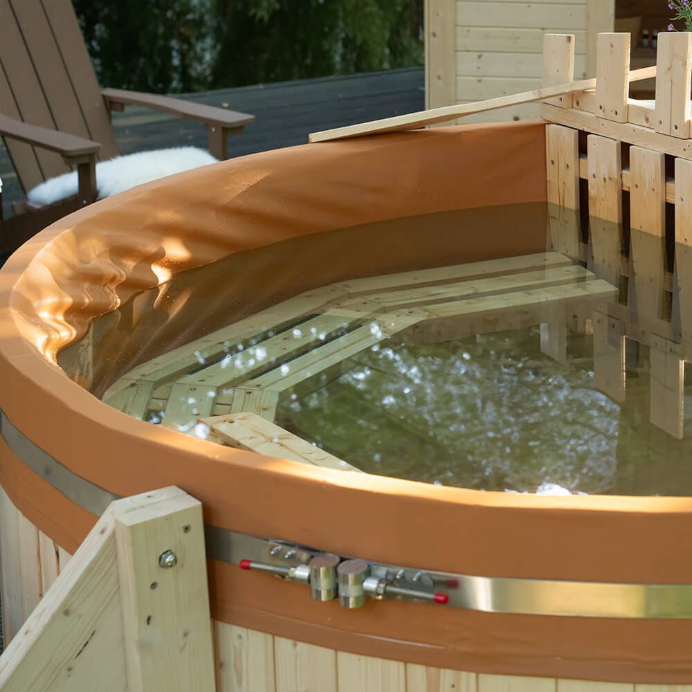 HOME DELUXE Badebottich Hot Tub / holzbefeuertes Badefass (210cm), SKANDI L, 1800 l, für 4 Personen, integrierter Holzofen, Treppe und Abdeckung inklusive