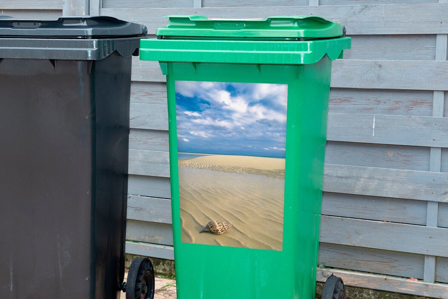 MuchoWow Wandsticker einem Lucayan Strand schönen St), Eine an weißen Schnecke Mülltonne, Container, Mülleimer-aufkleber, im (1 gekrönte Sticker, Abfalbehälter