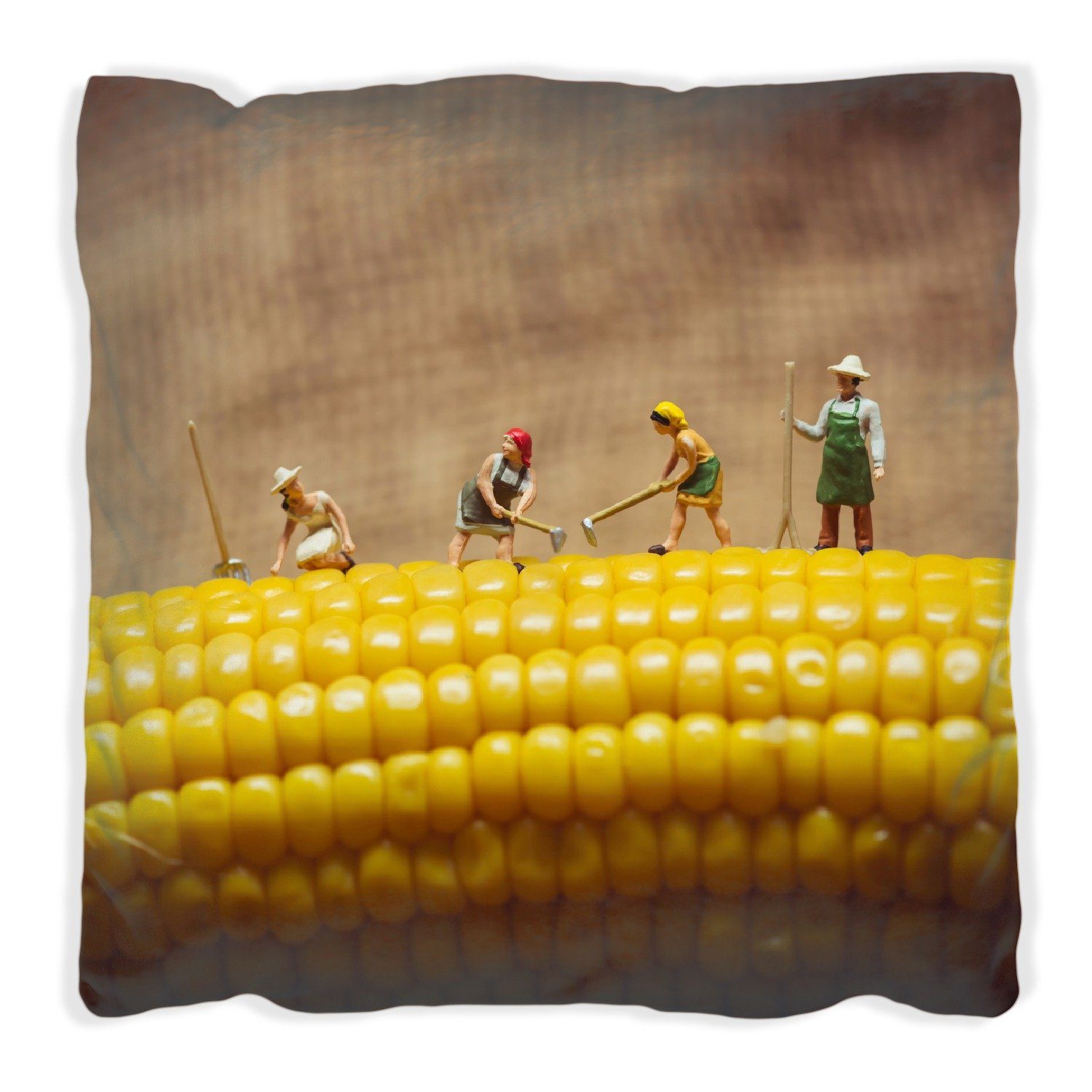 Wallario Dekokissen Lustige Bauernfiguren einem beim handgenäht Maiskolben Arbeiten, auf