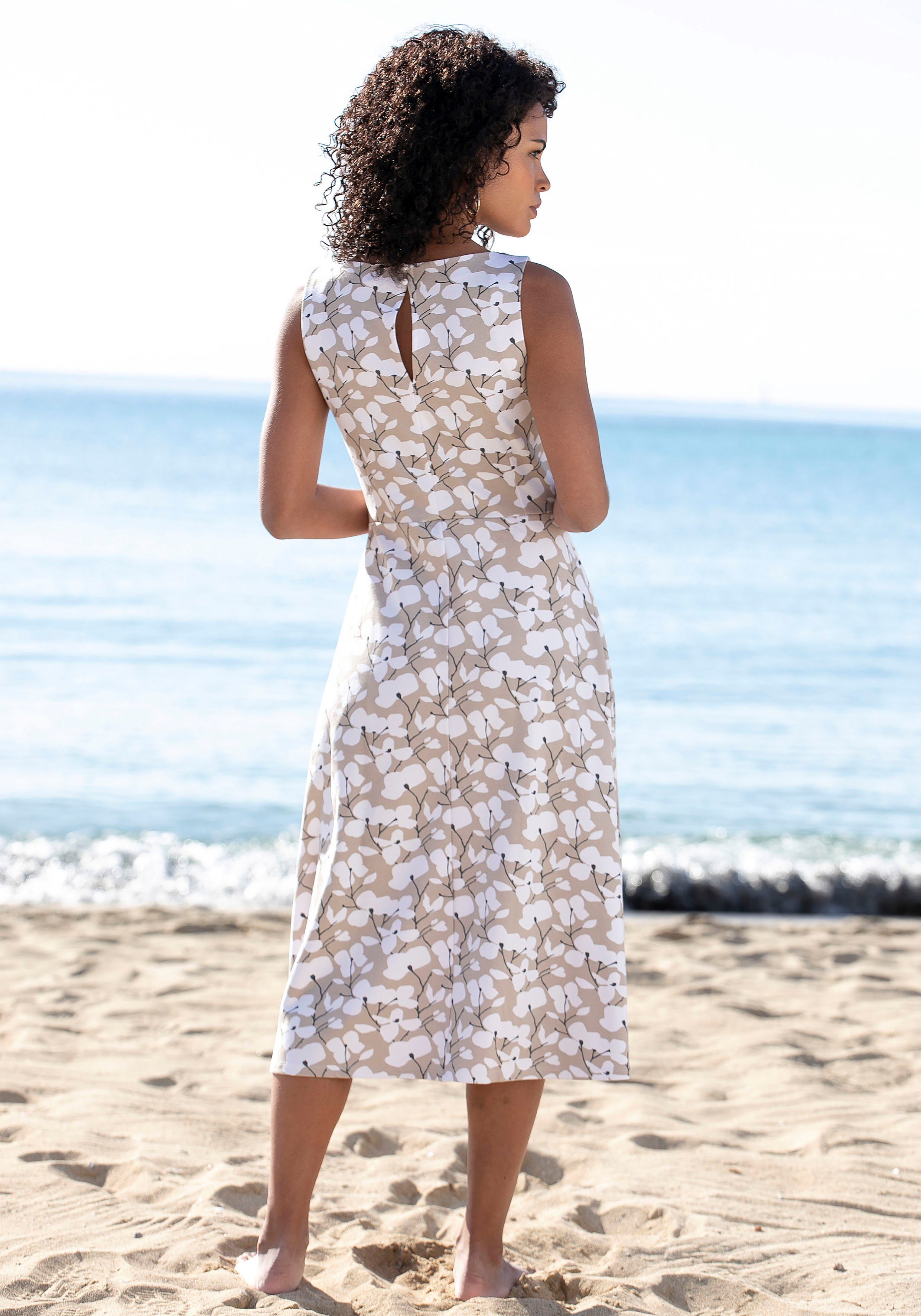 beige-creme-bedruckt Blumendruck, Beachtime mit Strandmode, Sommerkleid Strandbekleidung