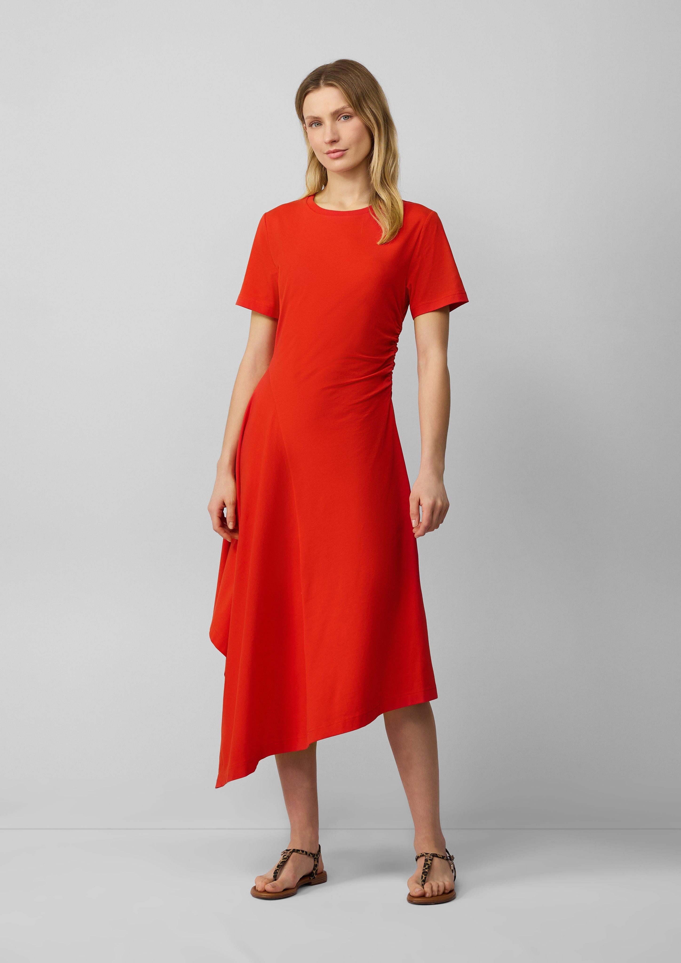 Maxikleid Tailliertes Midikleid mit Raffungen und asymmetrischem Rock