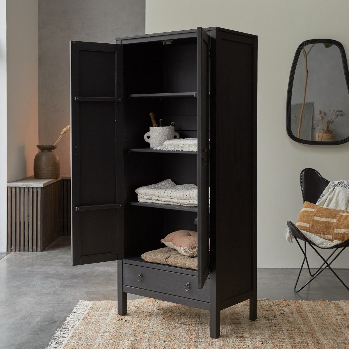 Tikamoon Garderobenschrank Schrank aus massivem Kiefernholz 180 Thaki Black