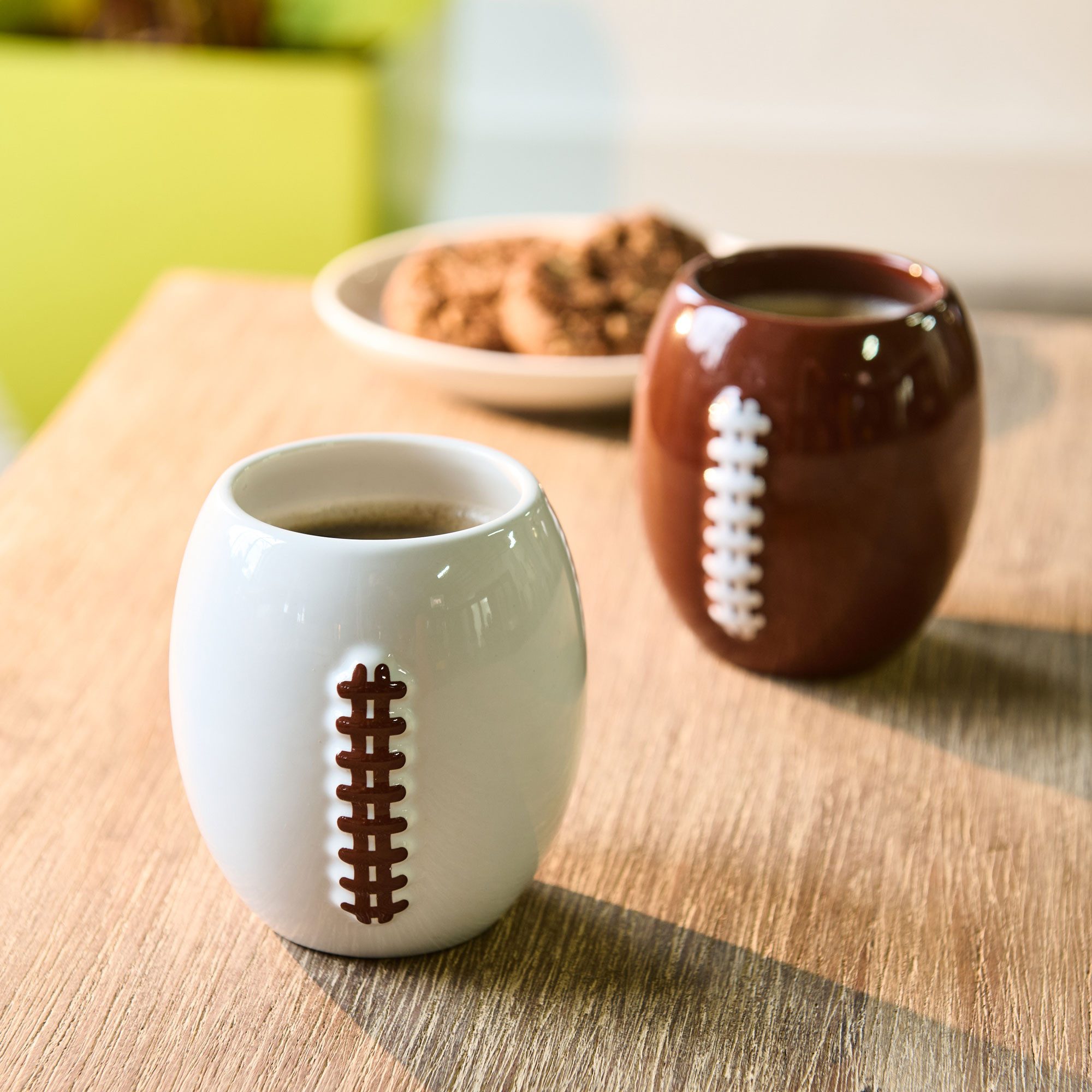 40YARDS Tasse American Football Tasse/Kaffeebecher (330 ml) im 2er Set, 2-tlg., Keramik, mit erhabener Football Naht
