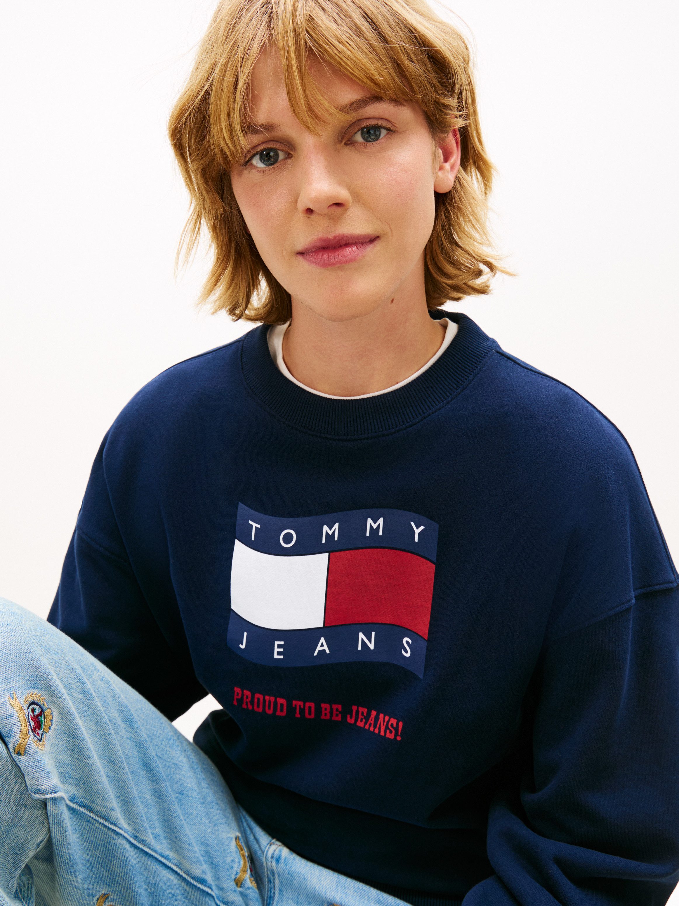 Tommy Jeans Sweatshirt TJW BXY WAVY FLAG CREW EXT Boxy Fit mit Rundhals
