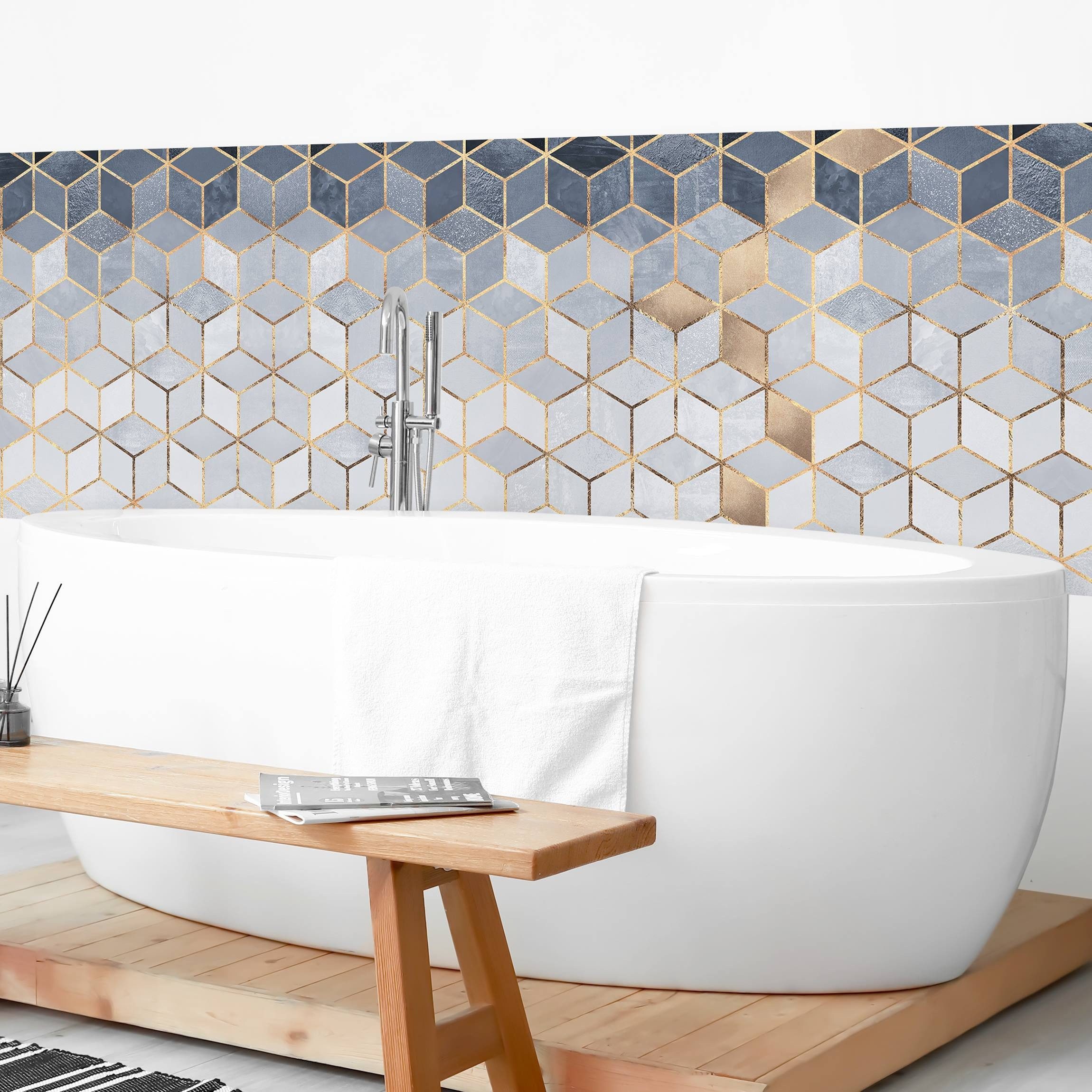 Bilderdepot24 Badrückwand gold fugenlose Wandverkleidung Bad Abstrakt, (Hartfolie matt » Selbstklebend SMART 0,35 mm), wasserfestes Wandpaneel Blau Weiß goldene Geometrie II