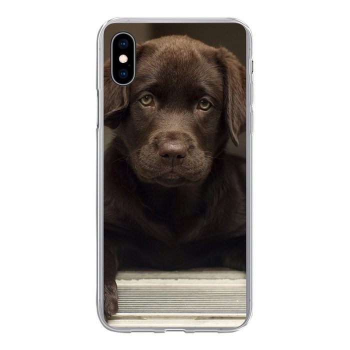 MuchoWow Handyhülle Niedlicher Labrador Retriever schaut in die Kamera Handyhülle Apple iPhone Xs Smartphone-Bumper Print Handy