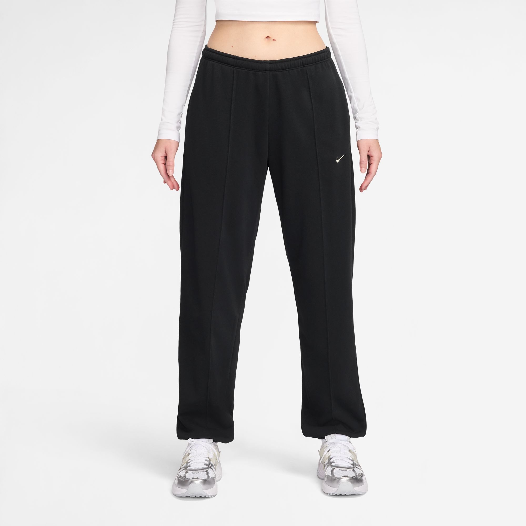 Nike Sportswear Sporthose W NSW CHLL FT JGGR PANT mit Baumwolle und Polyester, auch in großen Größen