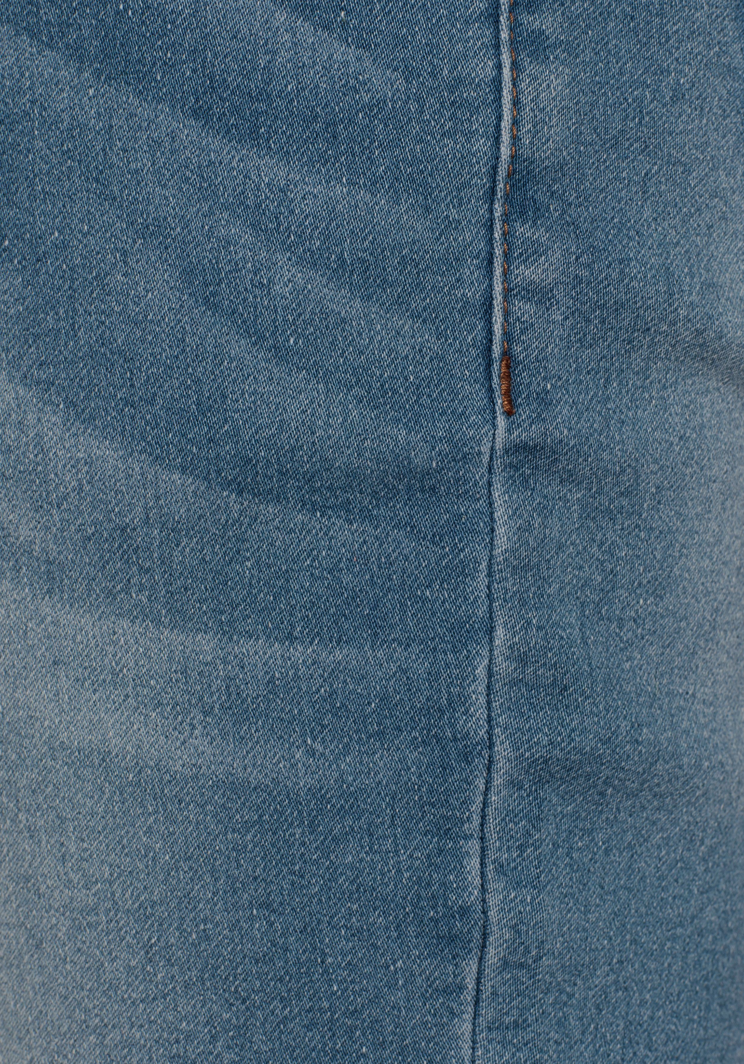 Bruno Banani Jeansshorts (Set, 2-tlg., mit Band) bequemer Sitz, gerade Beinform, mit praktischen Taschen