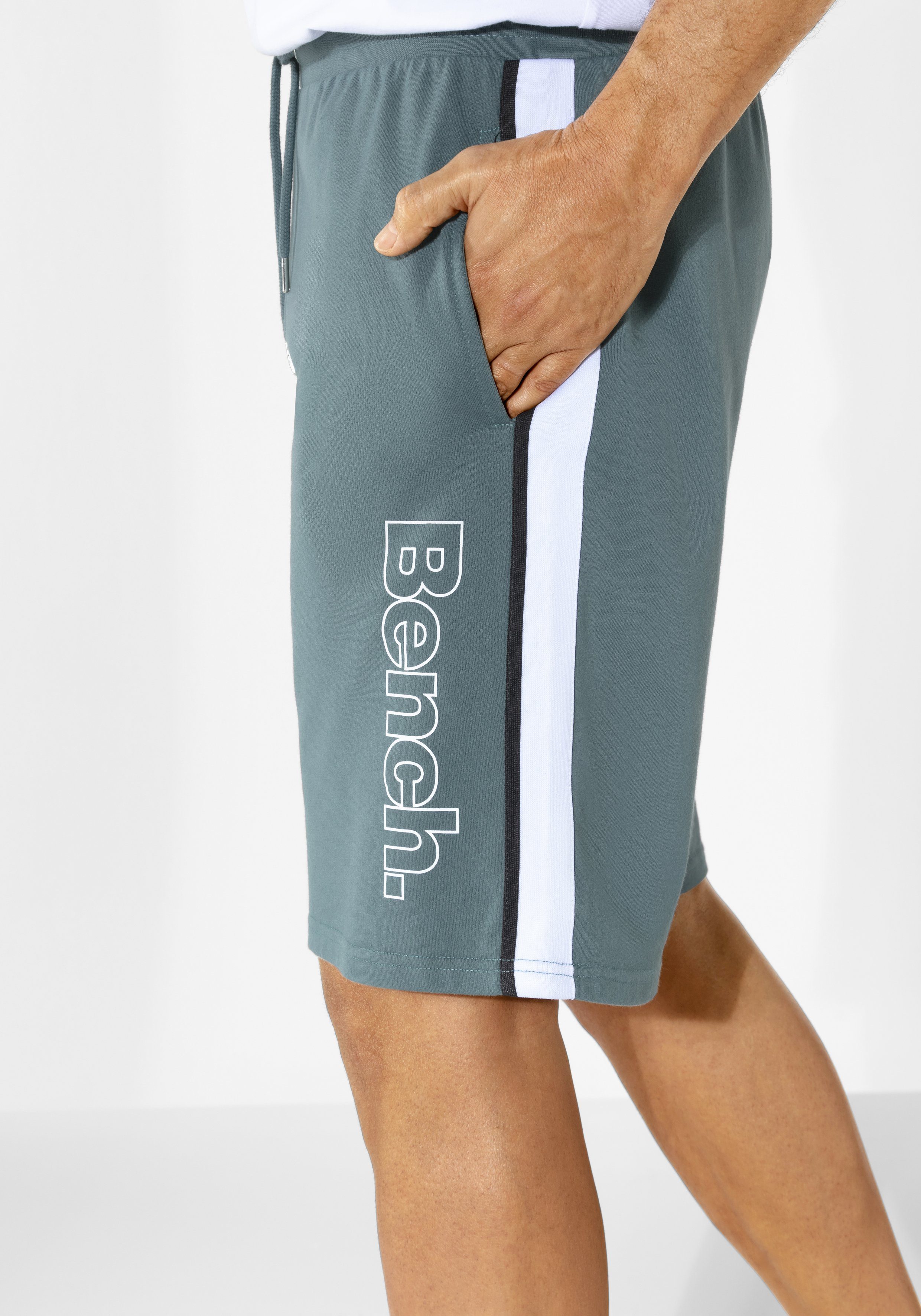 Bench. Loungewear Sweatshorts mit seitlichen Taschen – Bild 4 von 5