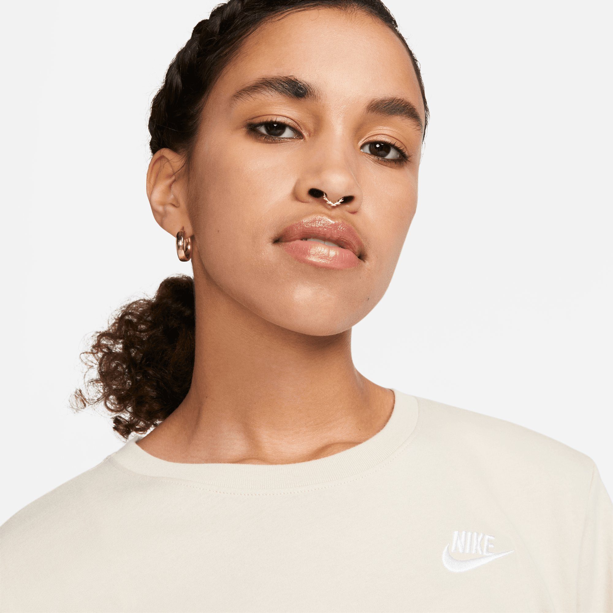 T-Shirt Sportswear T-SHIRT ESSENTIALS CLUB WOMEN'S SANDDRIFT/WHITE Nike