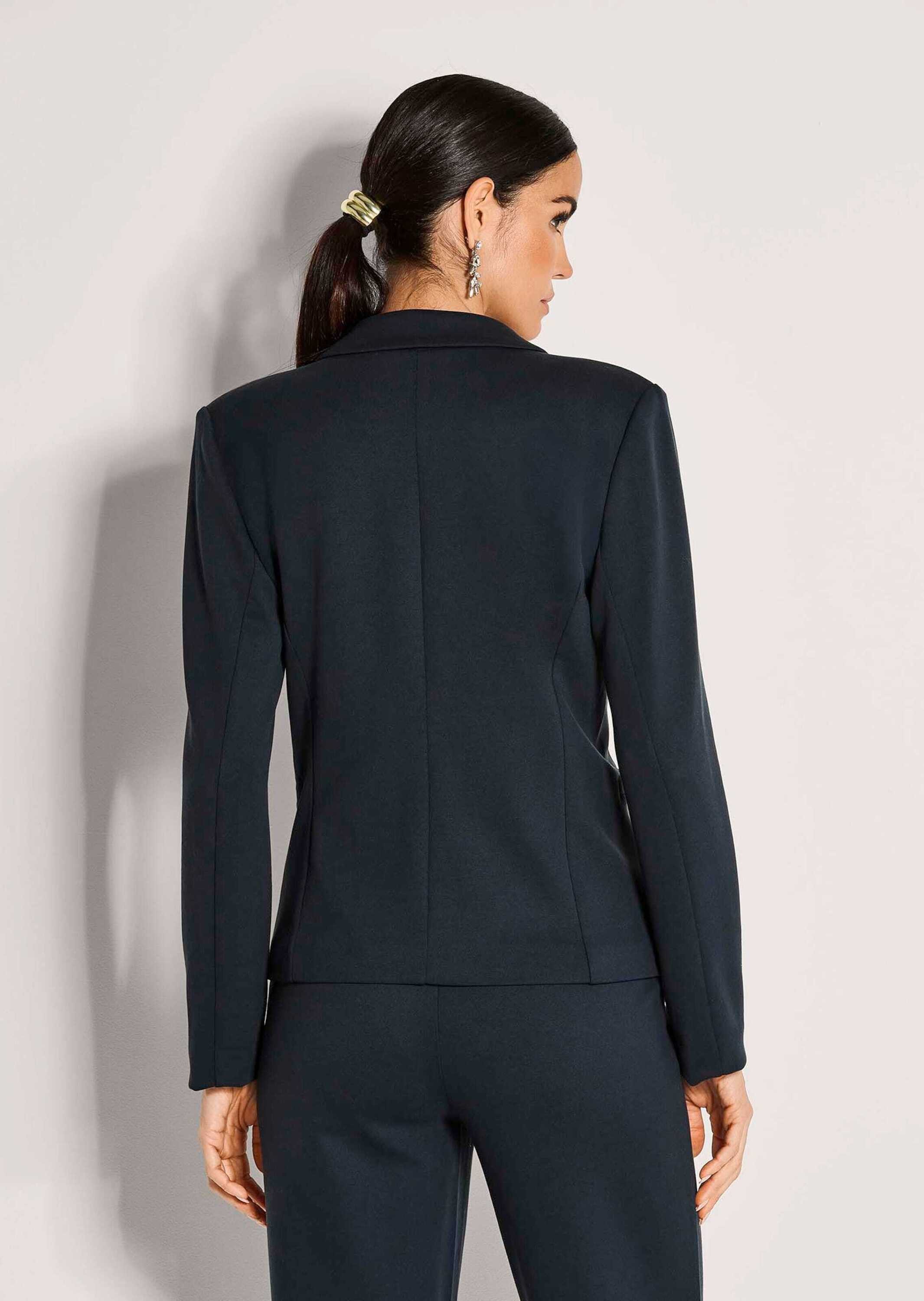 MADELEINE Kurzblazer Jersey-Blazer in modischer Kurzform Taillierter Blazer mit Leistentaschen und langen Ärmeln – Bild 2 von 5