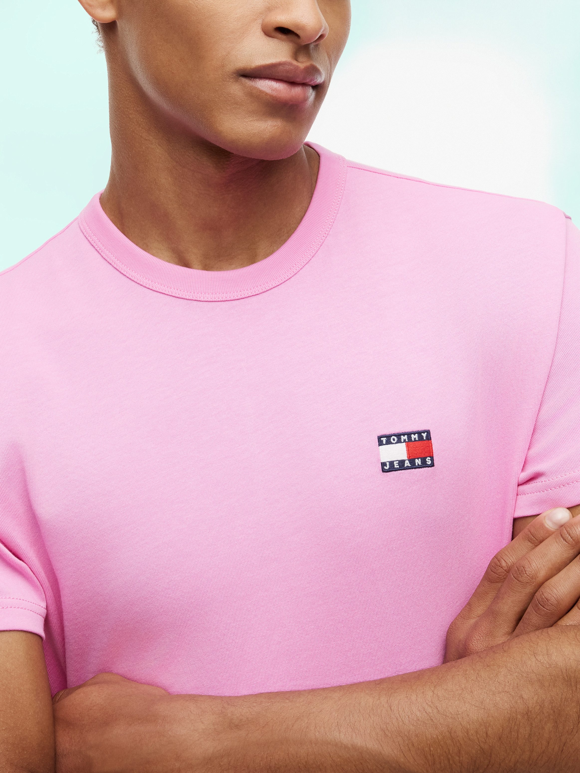 Tommy Jeans T-Shirt TJM REG BADGE TEE EXT mit Logostickerei