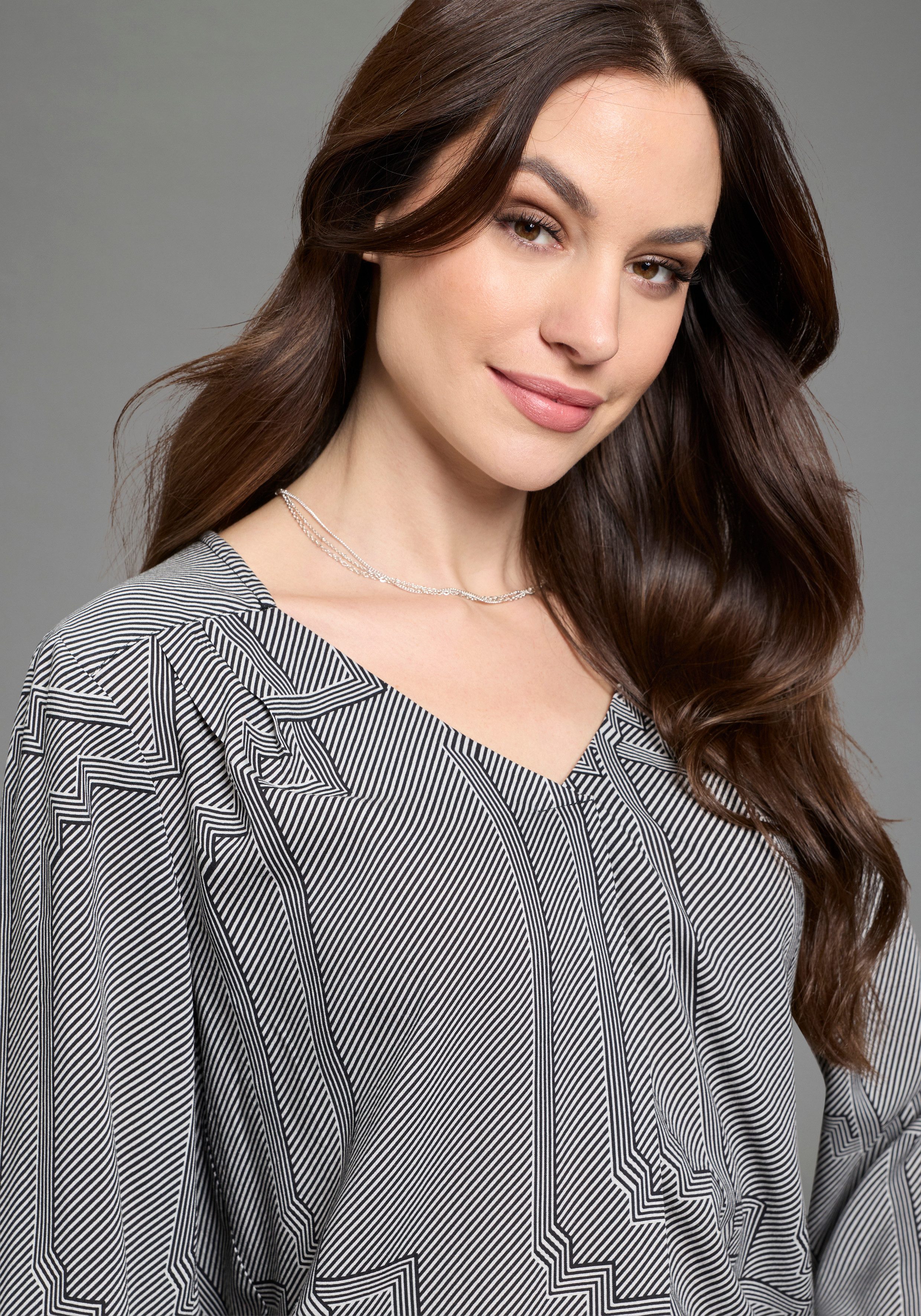 DELMAO Schlupfbluse in femininer Form mit matter, nicht glänzender Optik