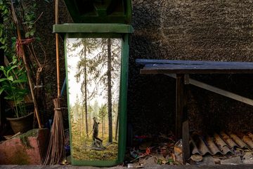 MuchoWow Wandsticker Ein Mann ist auf der Jagd im Wald (1 St), Mülleimer-aufkleber, Mülltonne, Sticker, Container, Abfalbehälter