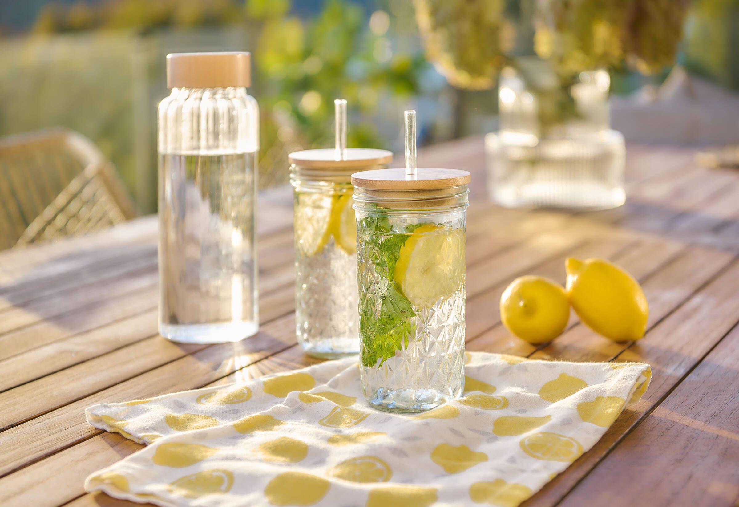 Zeller Present Glas Trinkglas mit Metallstrohhalm und dichtem Bambusdeckel, 580 ml, Glas