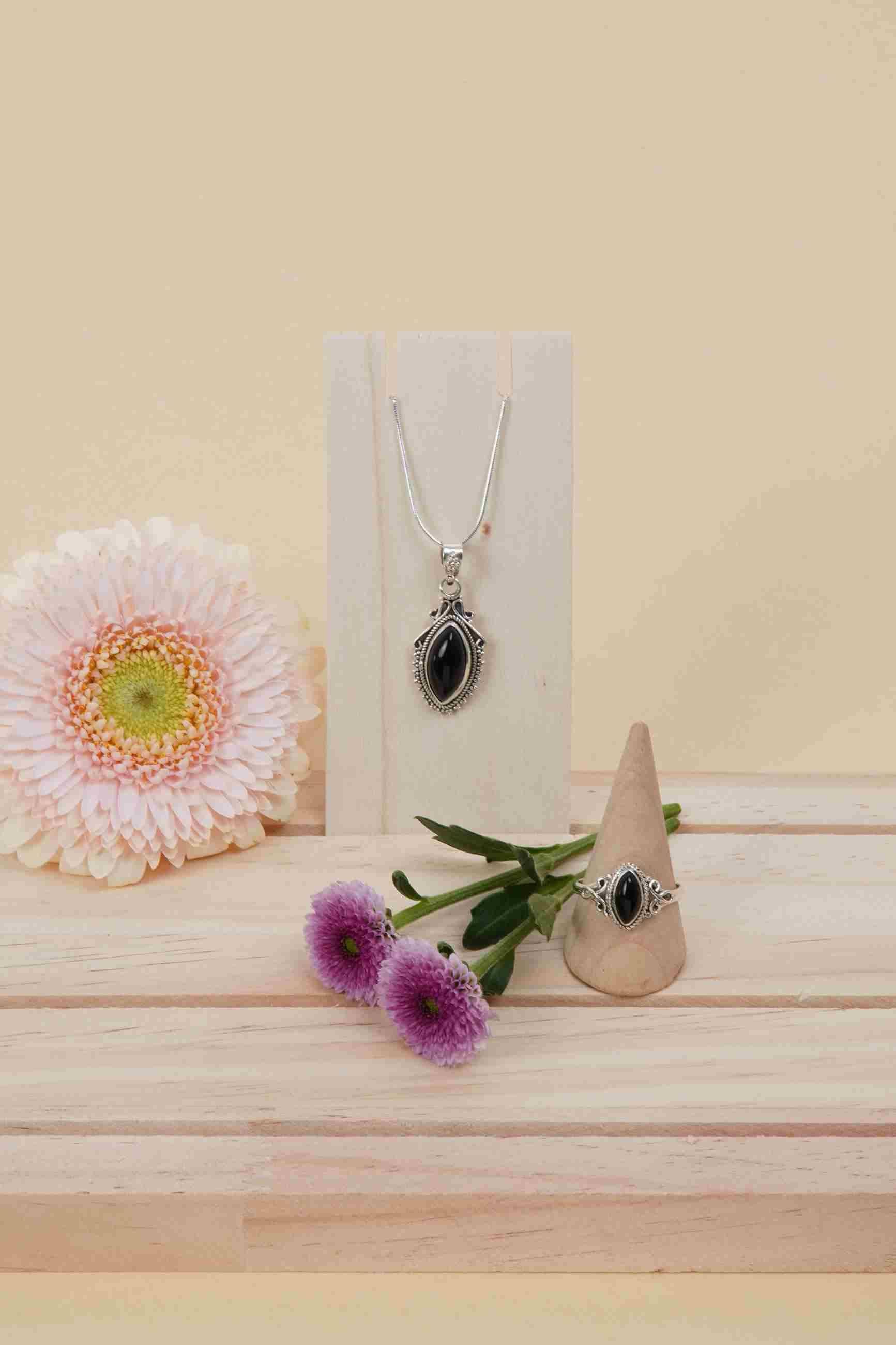 mantraroma Schmuckset ANULA echt 925 Silber mit Onyx - Kette und Ring in passendem Design (Schmuckset in Schmuckdose)