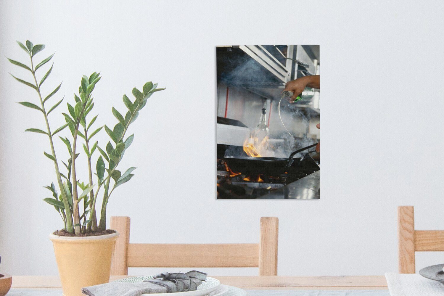 OneMillionCanvasses® Leinwandbild St), eine Zackenaufhänger, in cm Leinwandbild Wok-Öl 20x30 Gemälde, wird gegossen, fertig (1 inkl. bespannt Wok-Pfanne