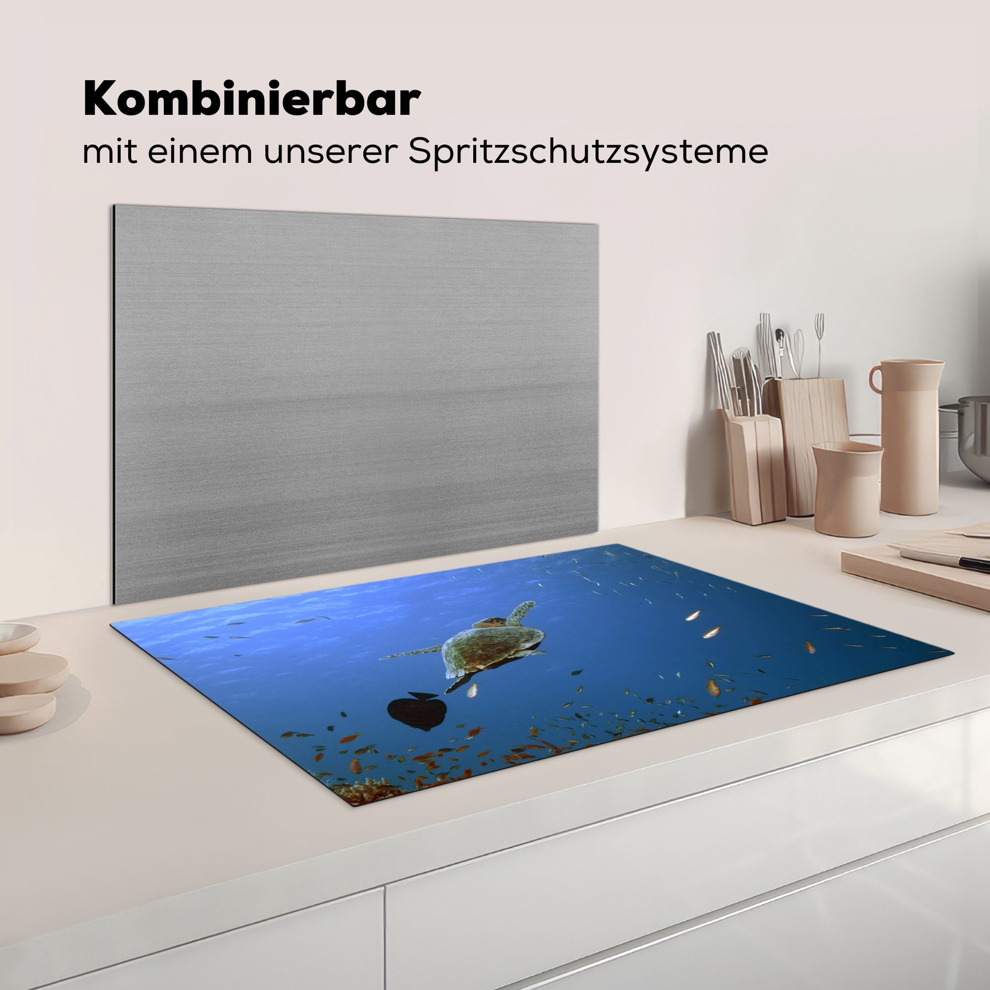 die einen Schutz küche, Induktionskochfeld MuchoWow durch Ceranfeldabdeckung tlg), Fischschwarm, 81x52 cm, schwimmt Vinyl, Meeresschildkröte für (1 Herdblende-/Abdeckplatte