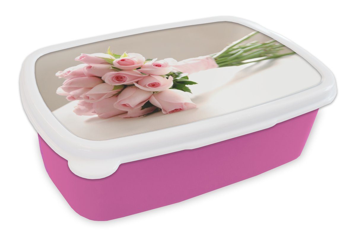auf Rosen Kinder, Brotdose für Snackbox, MuchoWow rosa Kunststoff, aus weißen Brotbox Blumenstrauß Erwachsene, (2-tlg), Lunchbox Tisch, Ein einem Mädchen, Kunststoff