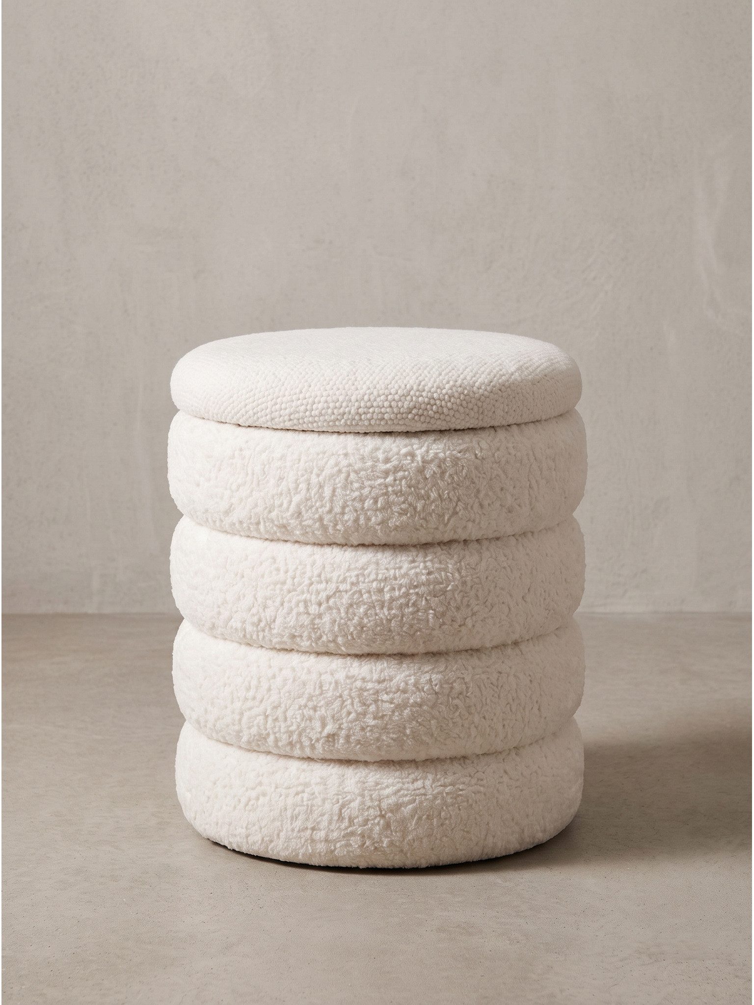 KADIMA DESIGN Sitzhocker Sitzhocker RHONE - Textilbezug, Teddystoff, Creme, 100 % Polyester (Teddyhocker, Pouf, Sitzpouf, Kuschelhocker, Fußhocker, Stauraumhocker), Stauraum, Anti-Rutsch-Noppen, Handgefertigt