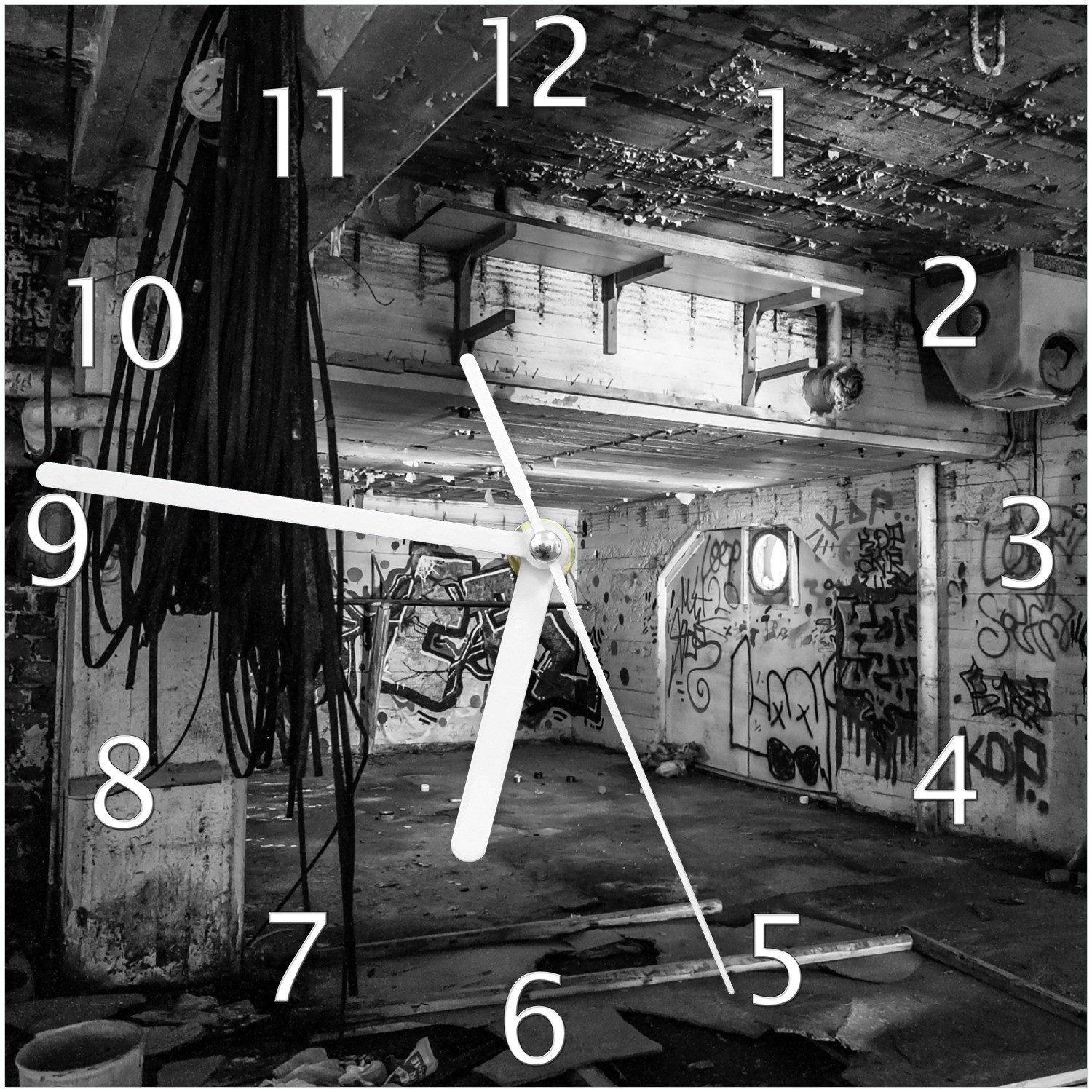 Wallario Wanduhr Alte verlassene Fabrik in schwarz weiß mit Graffiti (Glasuhr)
